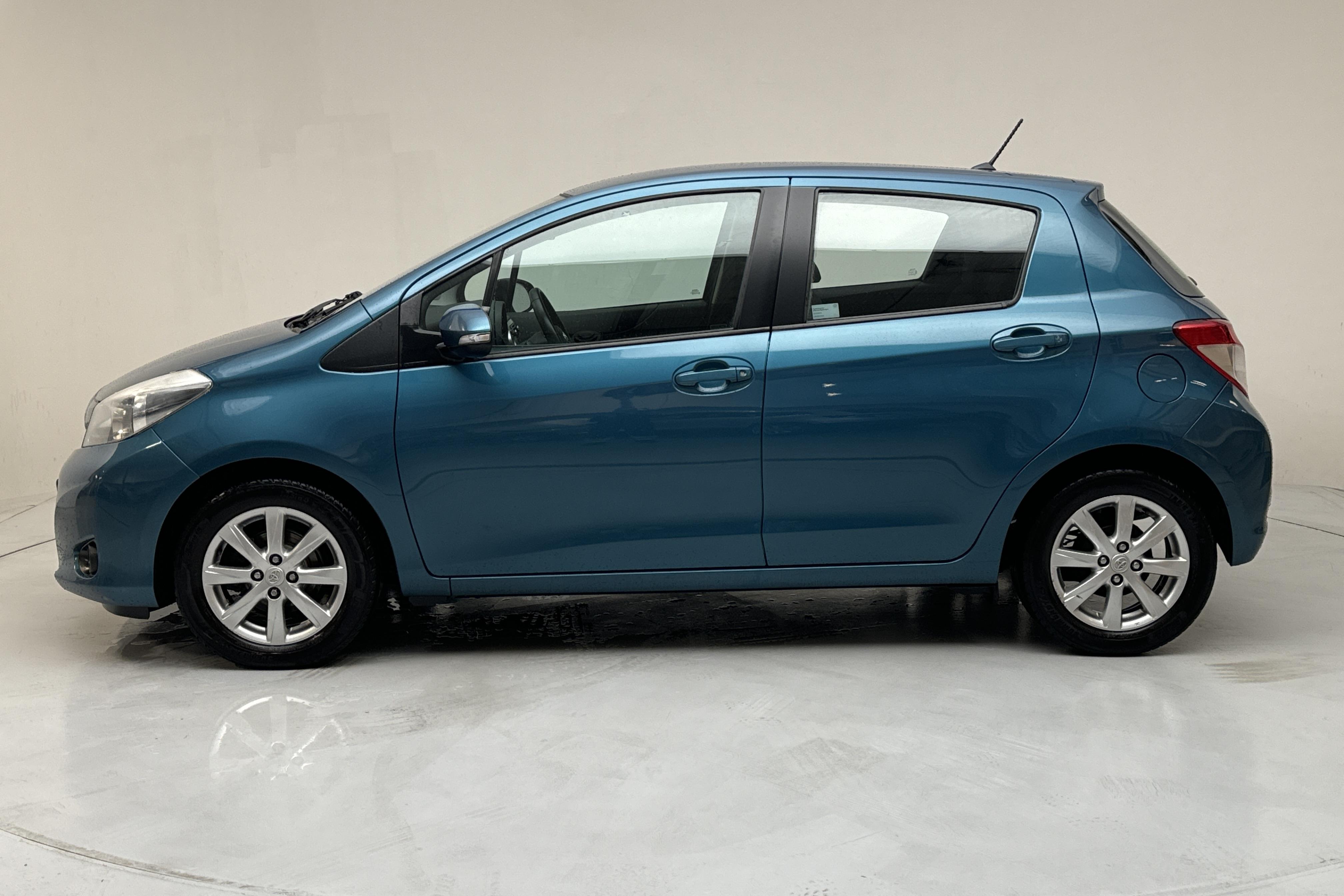 Toyota Yaris 1.33 5dr (100hk) - 16 965 mil - Manuell - Dark Green - 2012