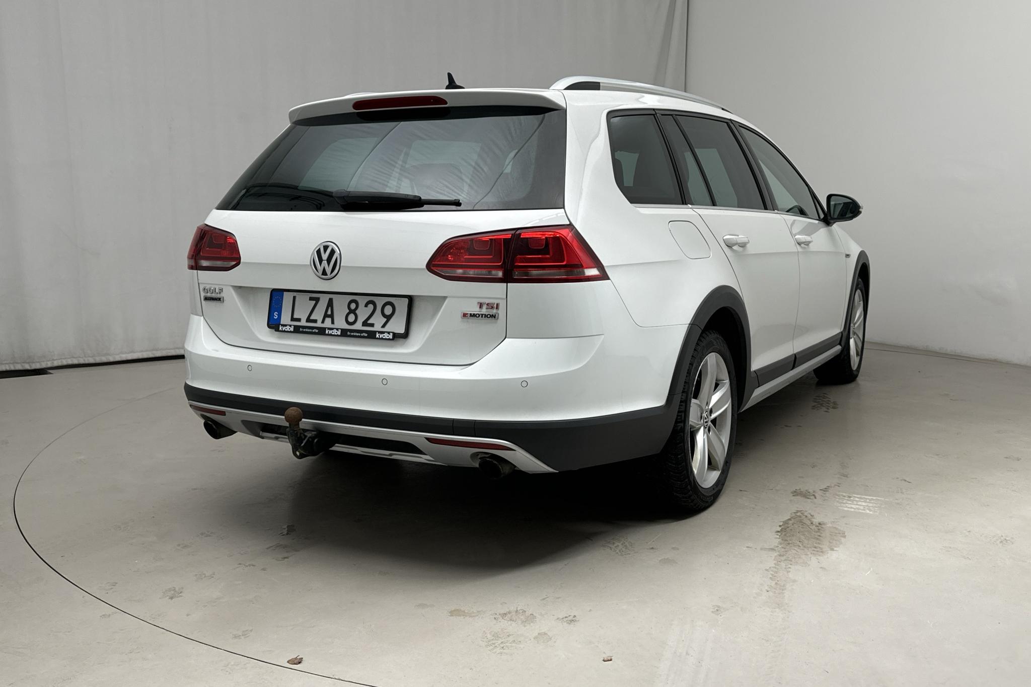 VW Golf Alltrack 1.8 TSI 4Motion (180hk) - 9 332 mil - Automat - vit - 2016