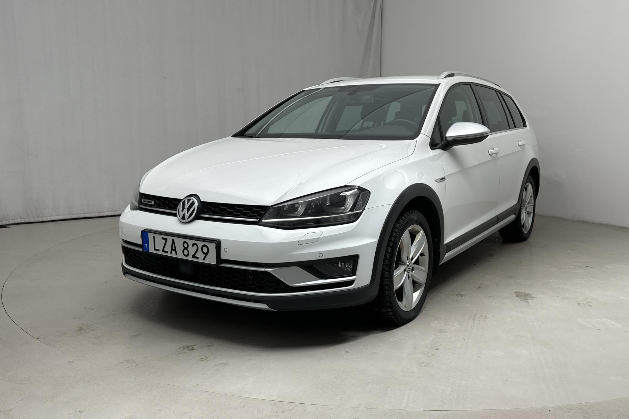 VW Golf Alltrack 1.8 TSI 4Motion (180hk) - 9 332 mil - Automat - vit - 2016