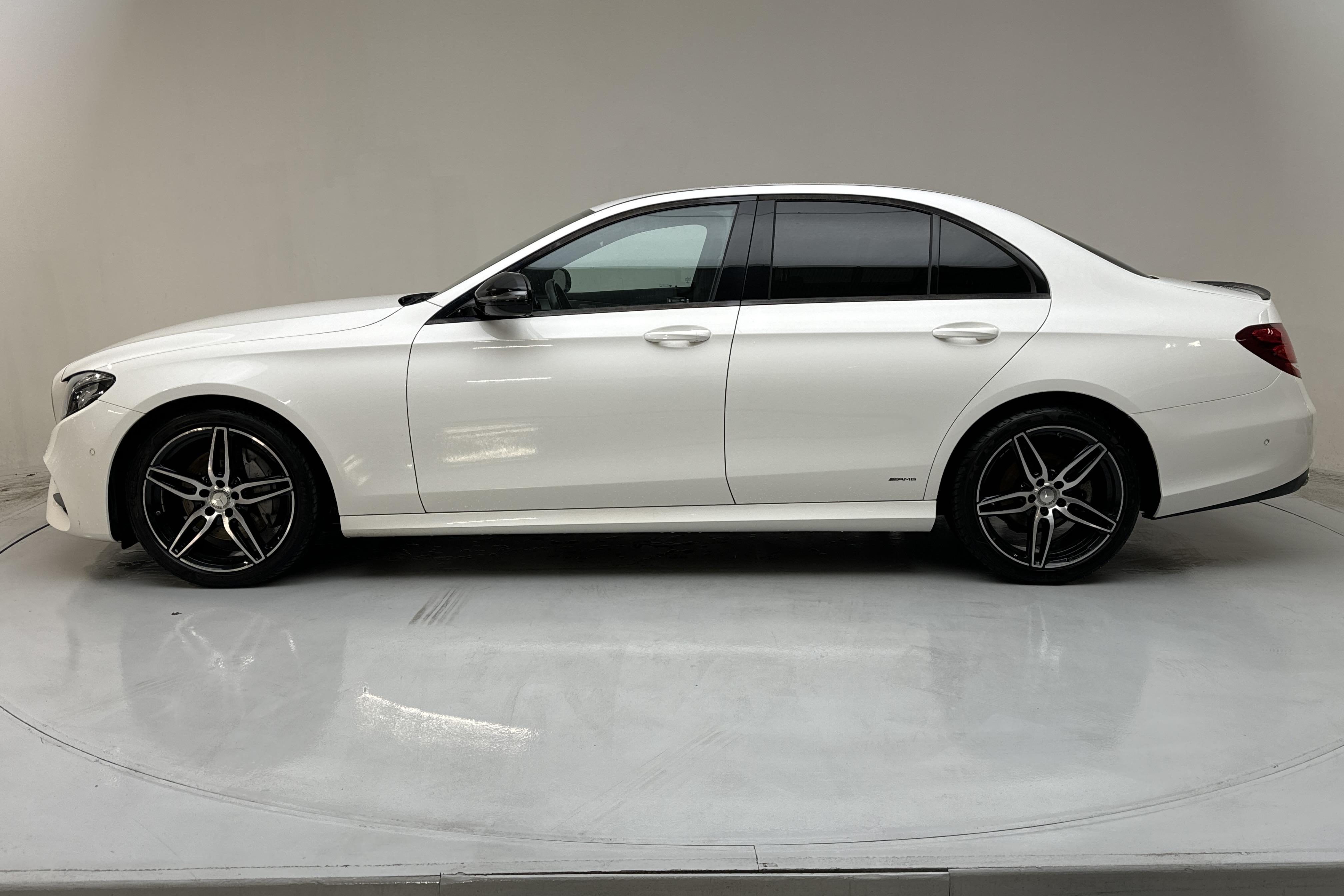 Mercedes E 220 d Sedan W213 (194hk) - 81 480 km - Automaatne - valge - 2017