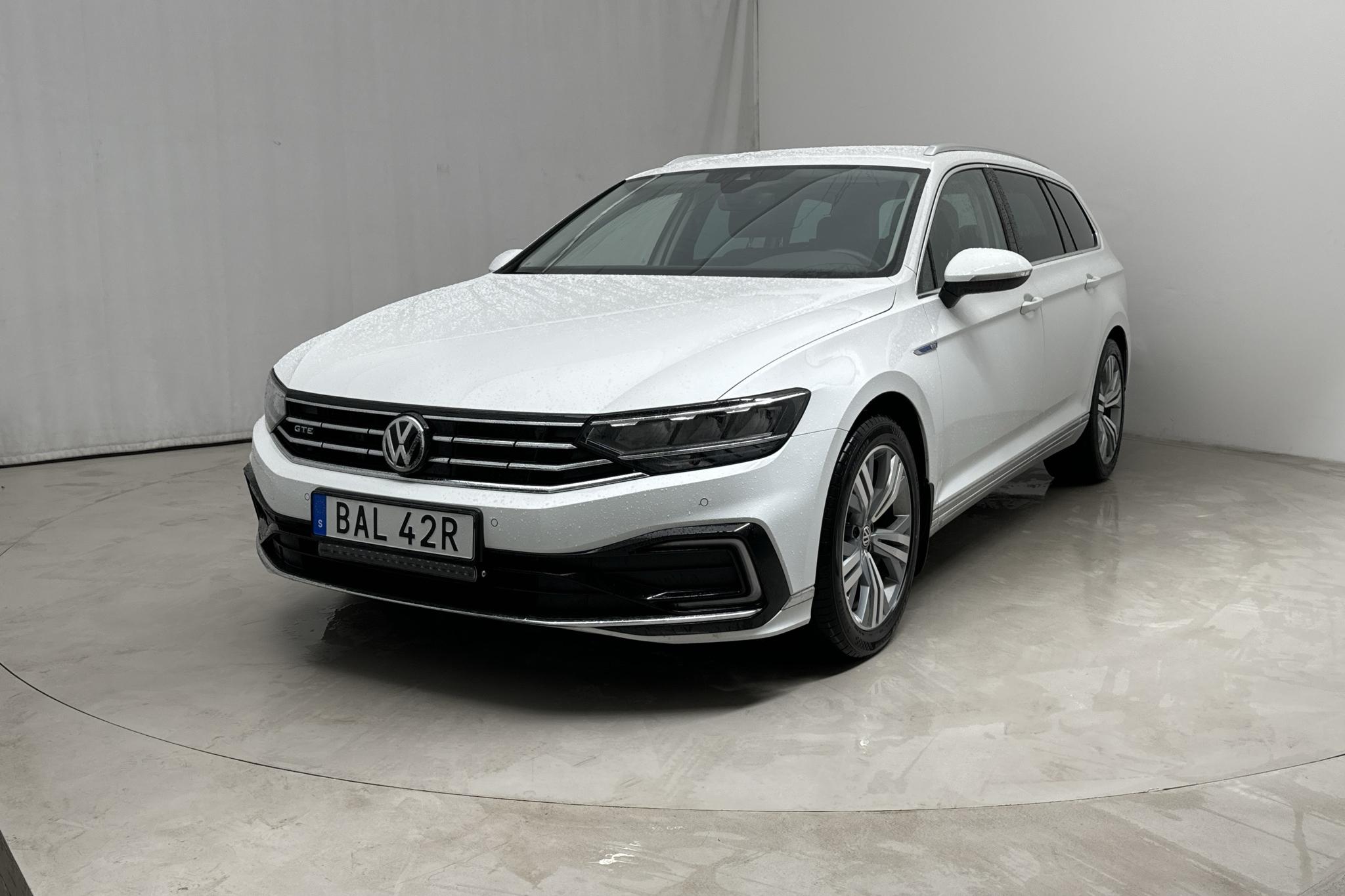 VW Passat 1.4 GTE Sportscombi (218hk) - 93 030 km - Automatyczna - biały - 2020