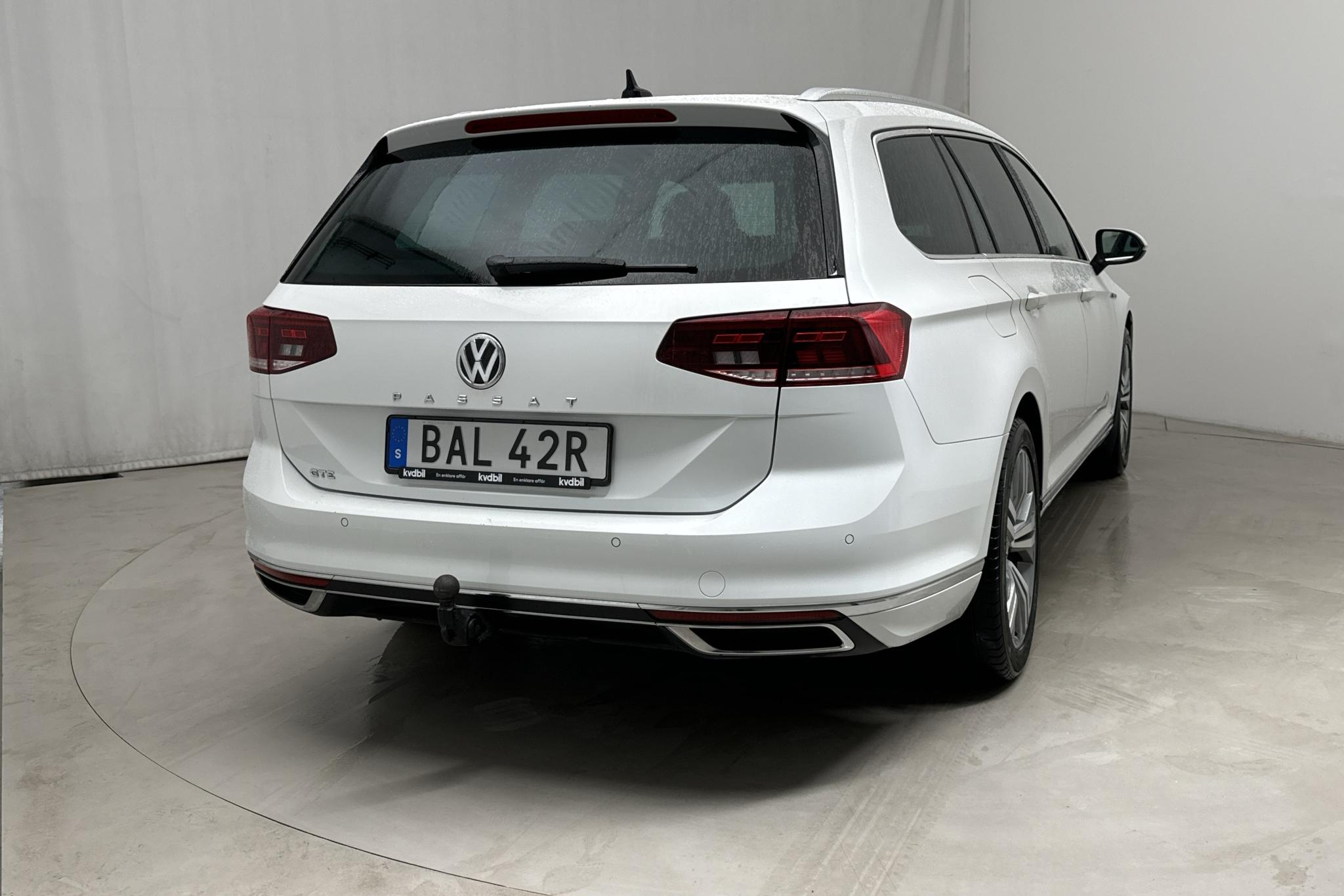 VW Passat 1.4 GTE Sportscombi (218hk) - 9 303 mil - Automat - vit - 2020