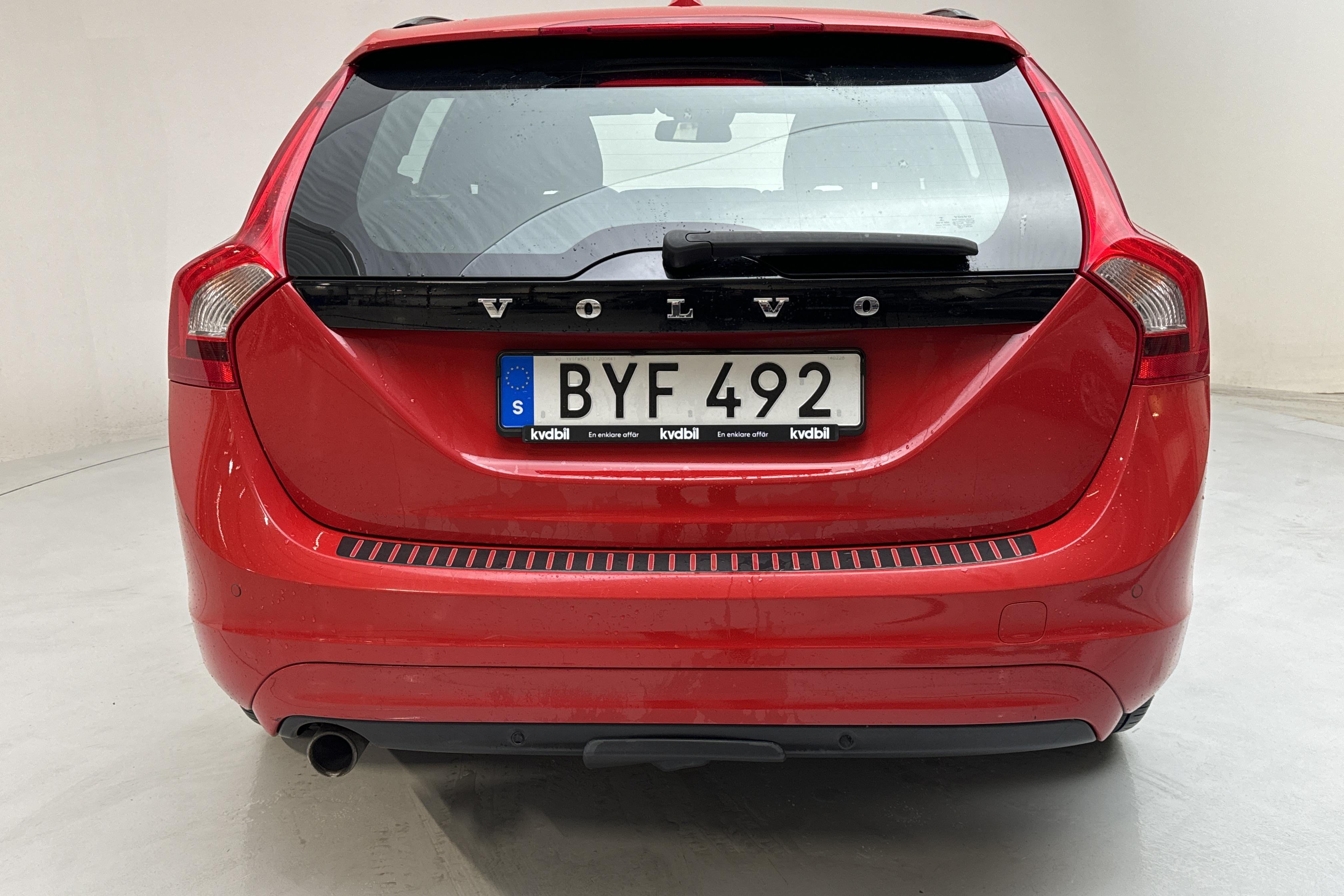 Volvo V60 D2 (115hk) - 154 180 km - Manuaalinen - punainen - 2014