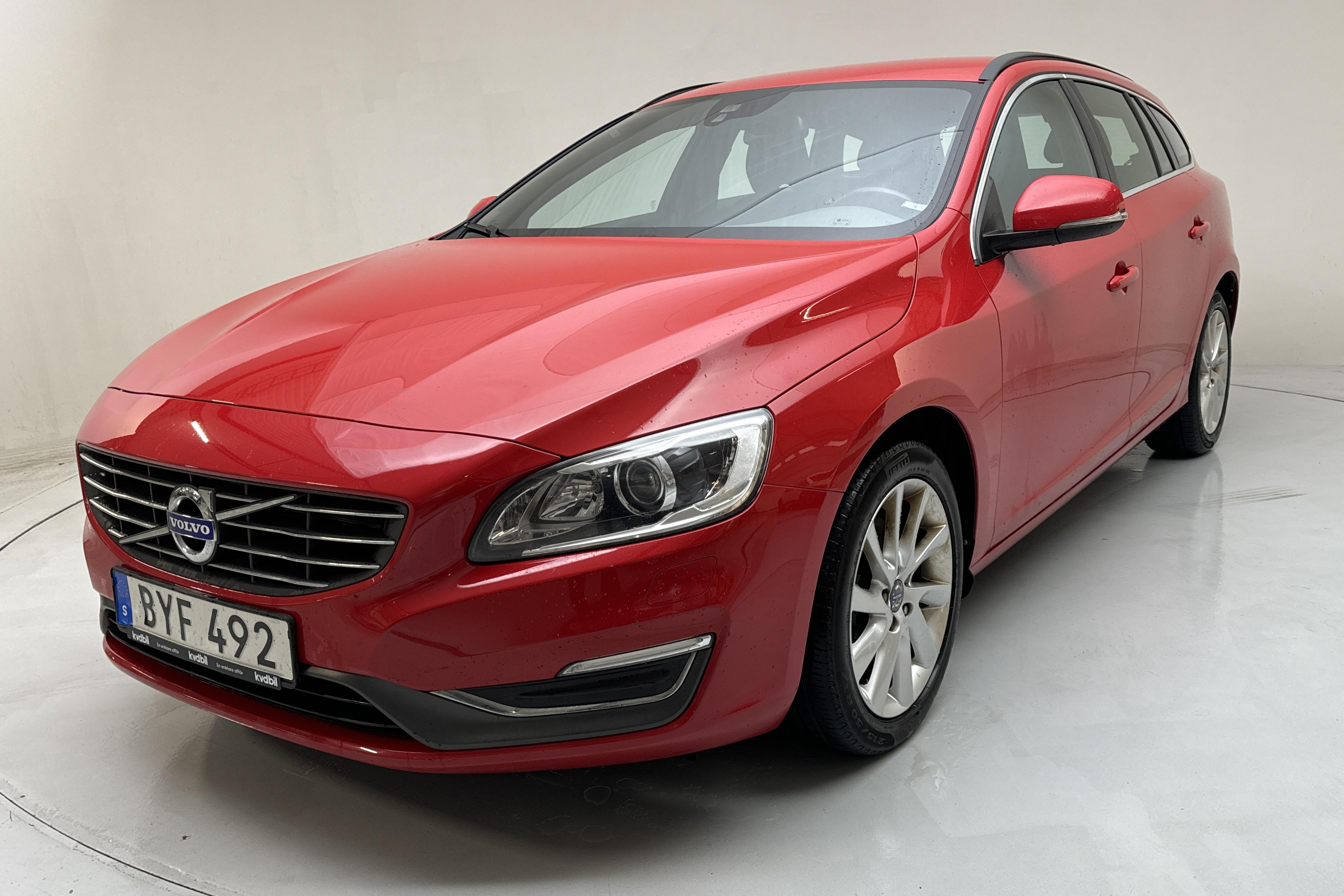 Volvo V60 D2 (115hk) - 15 418 mil - Manuell - röd - 2014