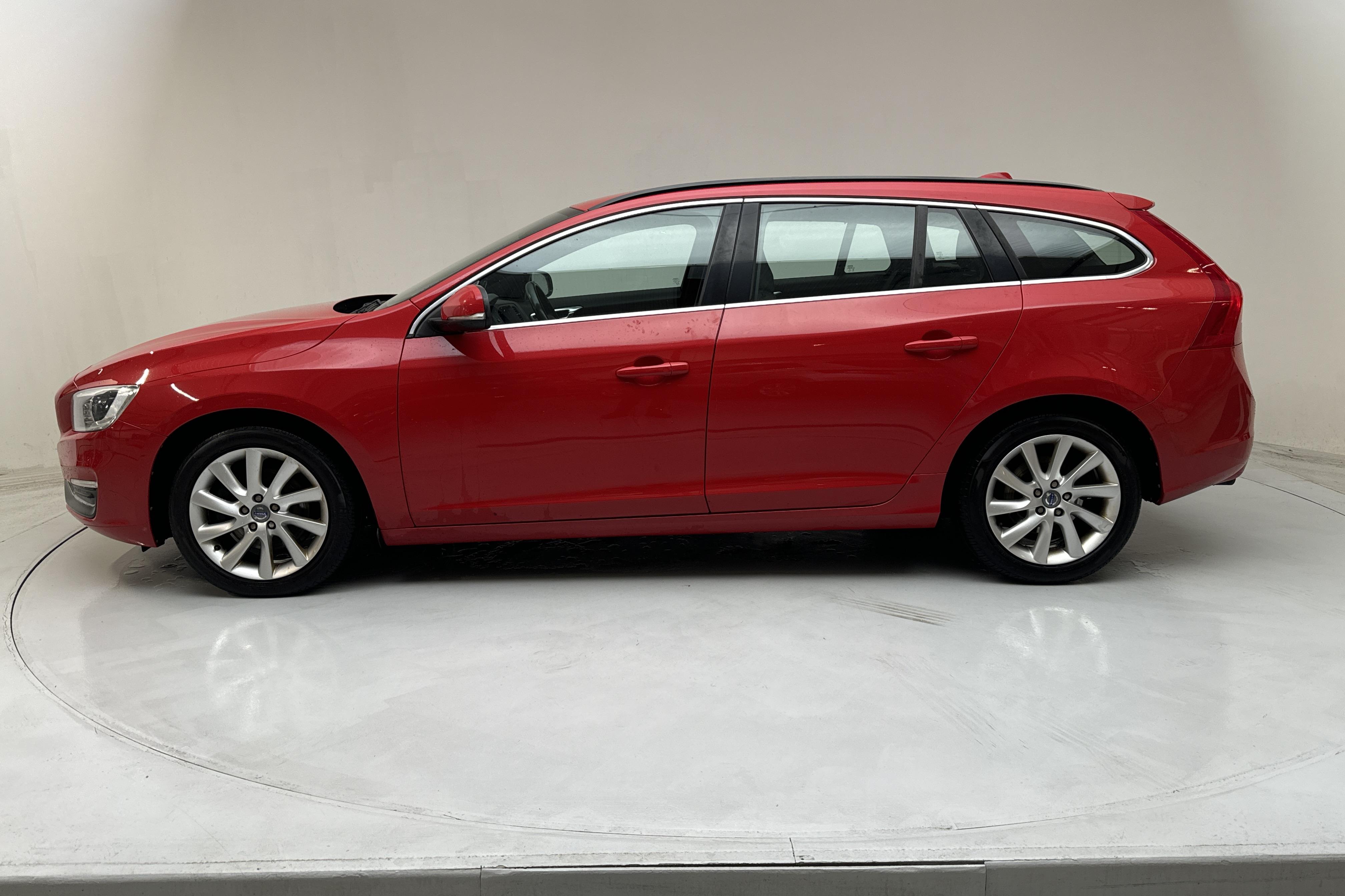 Volvo V60 D2 (115hk) - 154 180 km - Manuaalinen - punainen - 2014