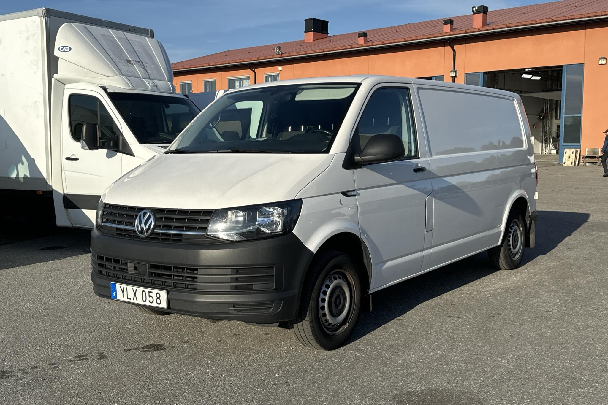 VW Transporter T6 2.0 TDI BMT Skåp (102hk) - 10 617 mil - Manuell - vit - 2017