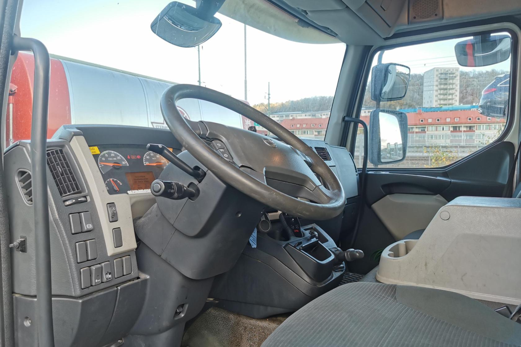 Volvo FL260 - 502 029 km - Automatic - white - 2011