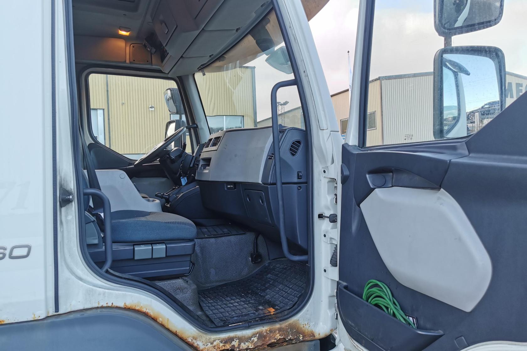 Volvo FL260 - 502 029 km - Automatic - white - 2011