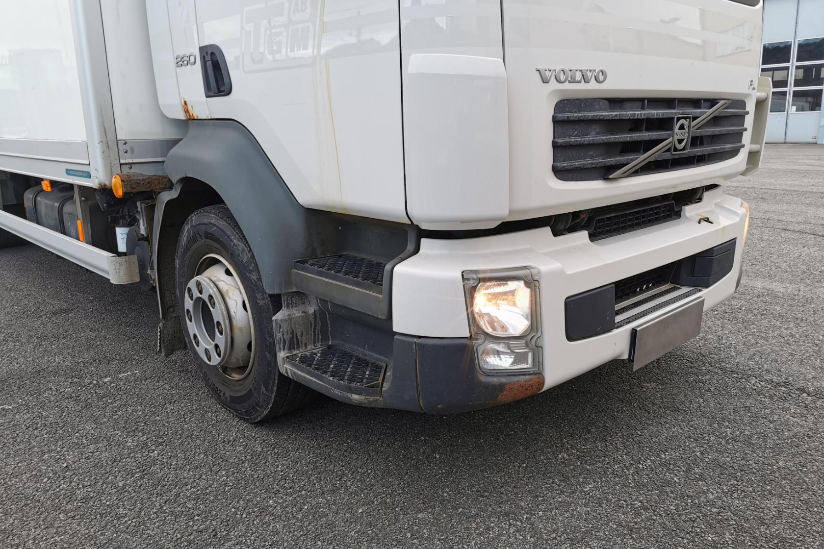 Volvo FL260 - 502 029 km - Automatic - white - 2011