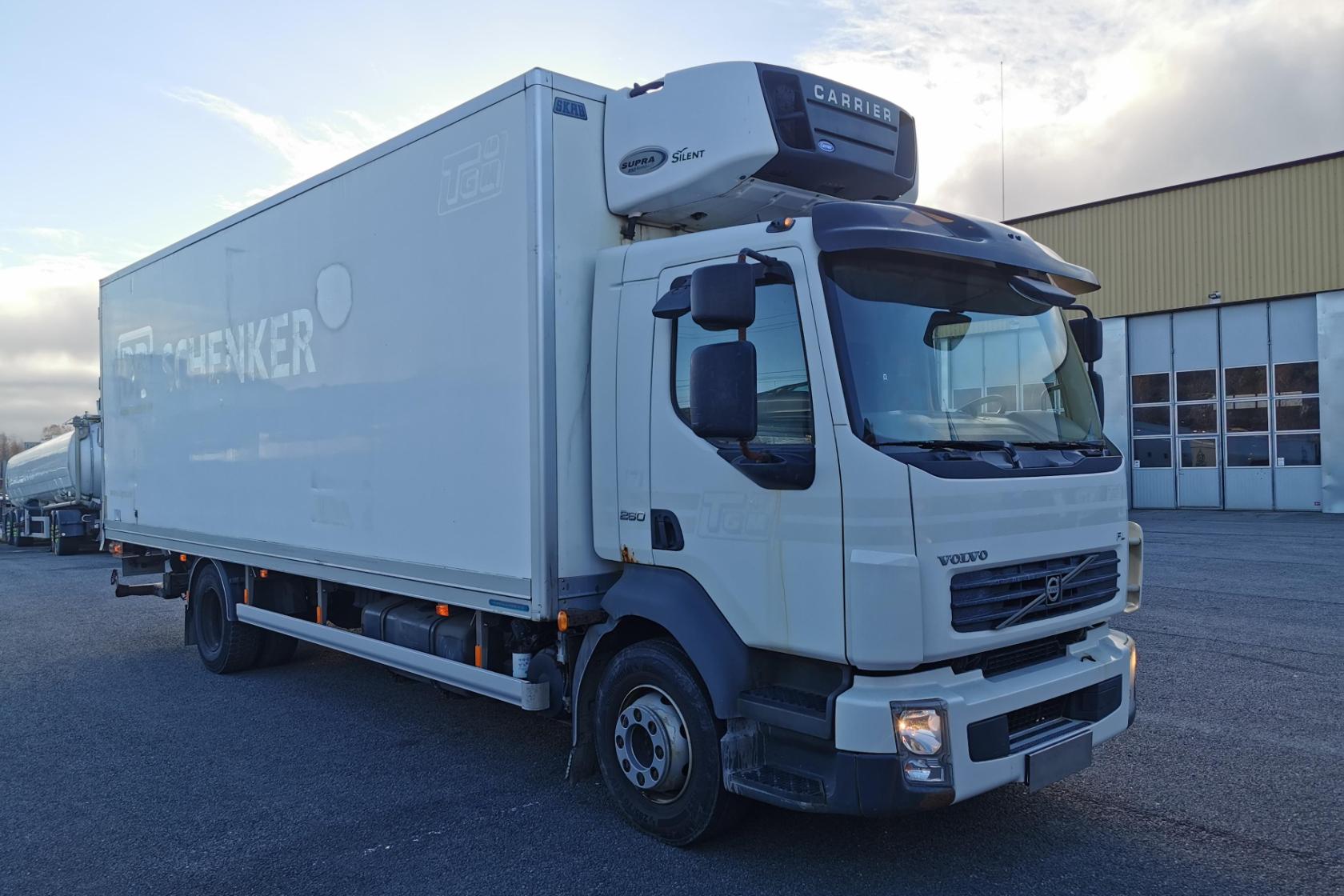 Volvo FL260 - 502 029 km - Automatic - white - 2011