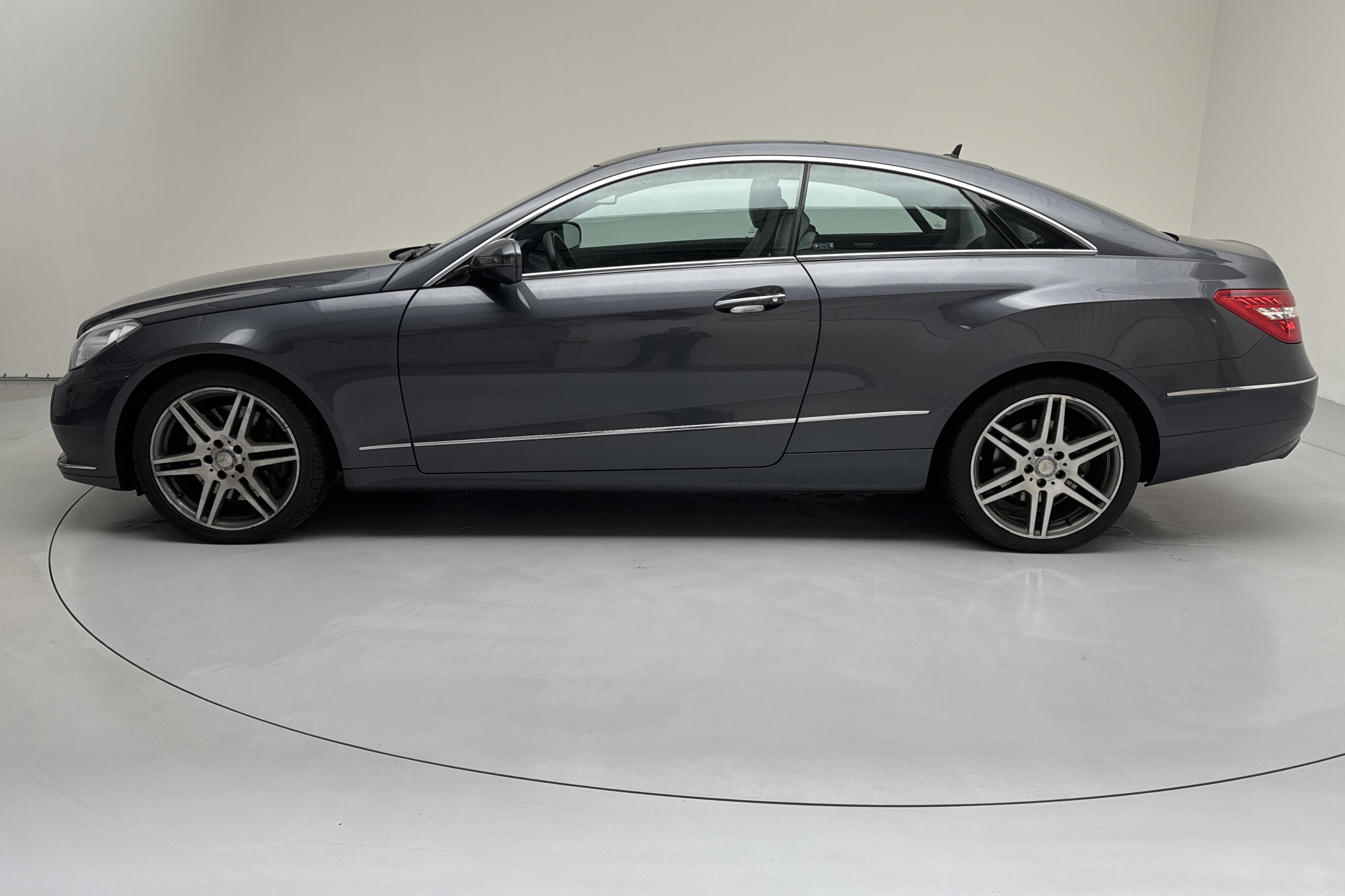 Mercedes E 500 BlueEfficiency Coupé C207 (388hk) - 120 350 km - Automaattinen - Dark Grey - 2009