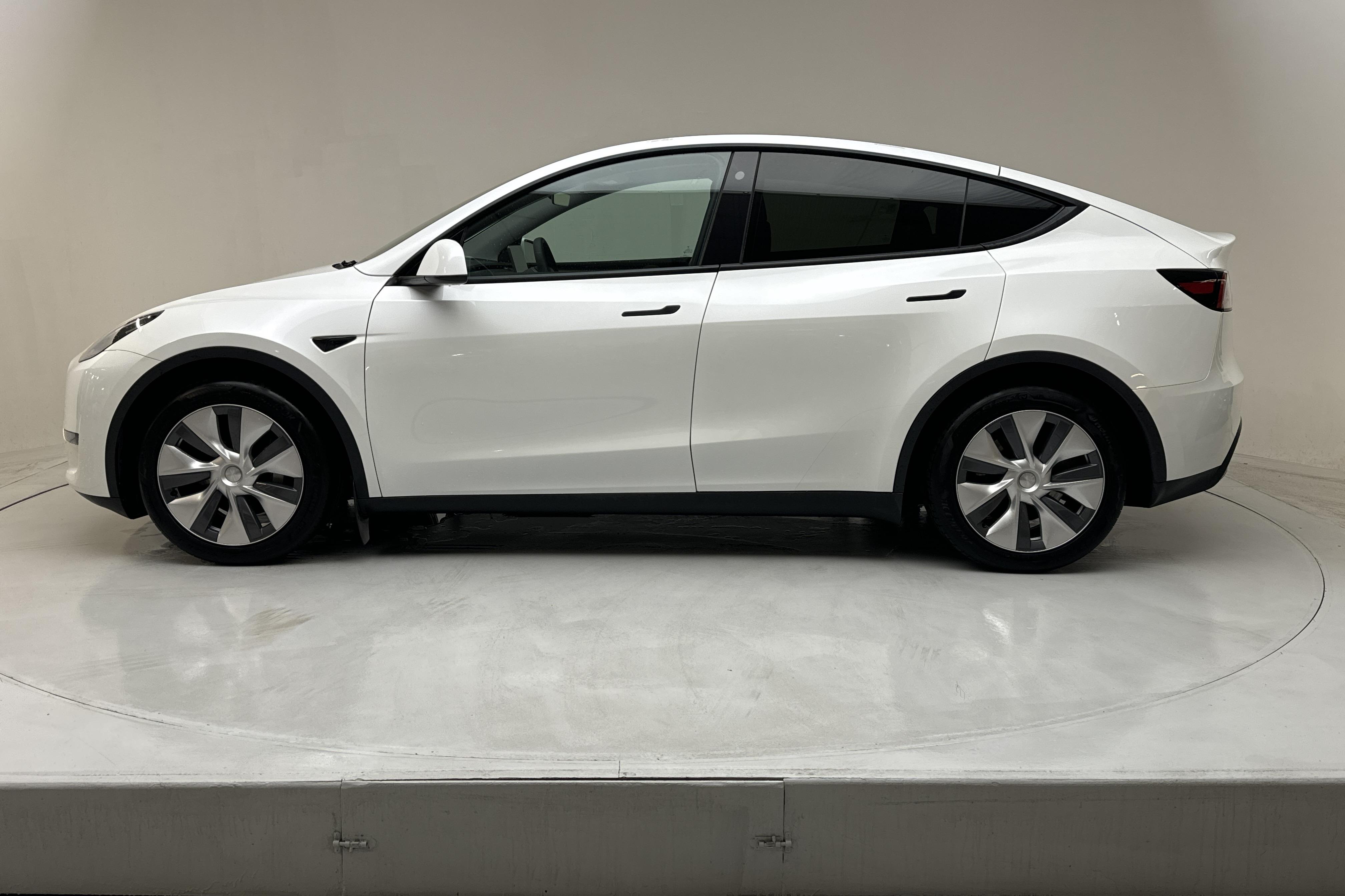 Tesla Model Y Long Range Dual Motor AWD - 23 420 km - Automatic - white - 2023