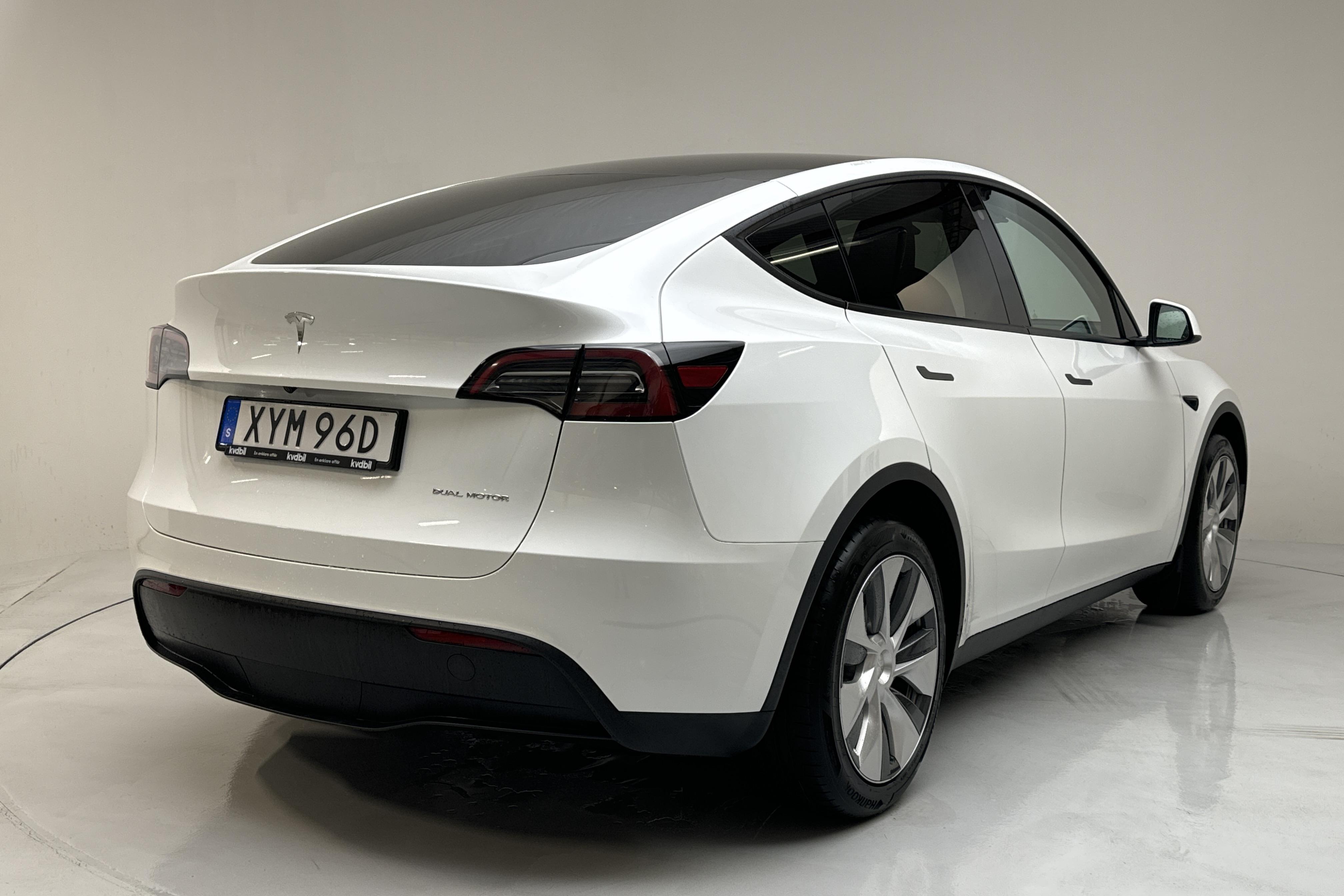 Tesla Model Y Long Range Dual Motor AWD - 23 420 km - Automatic - white - 2023