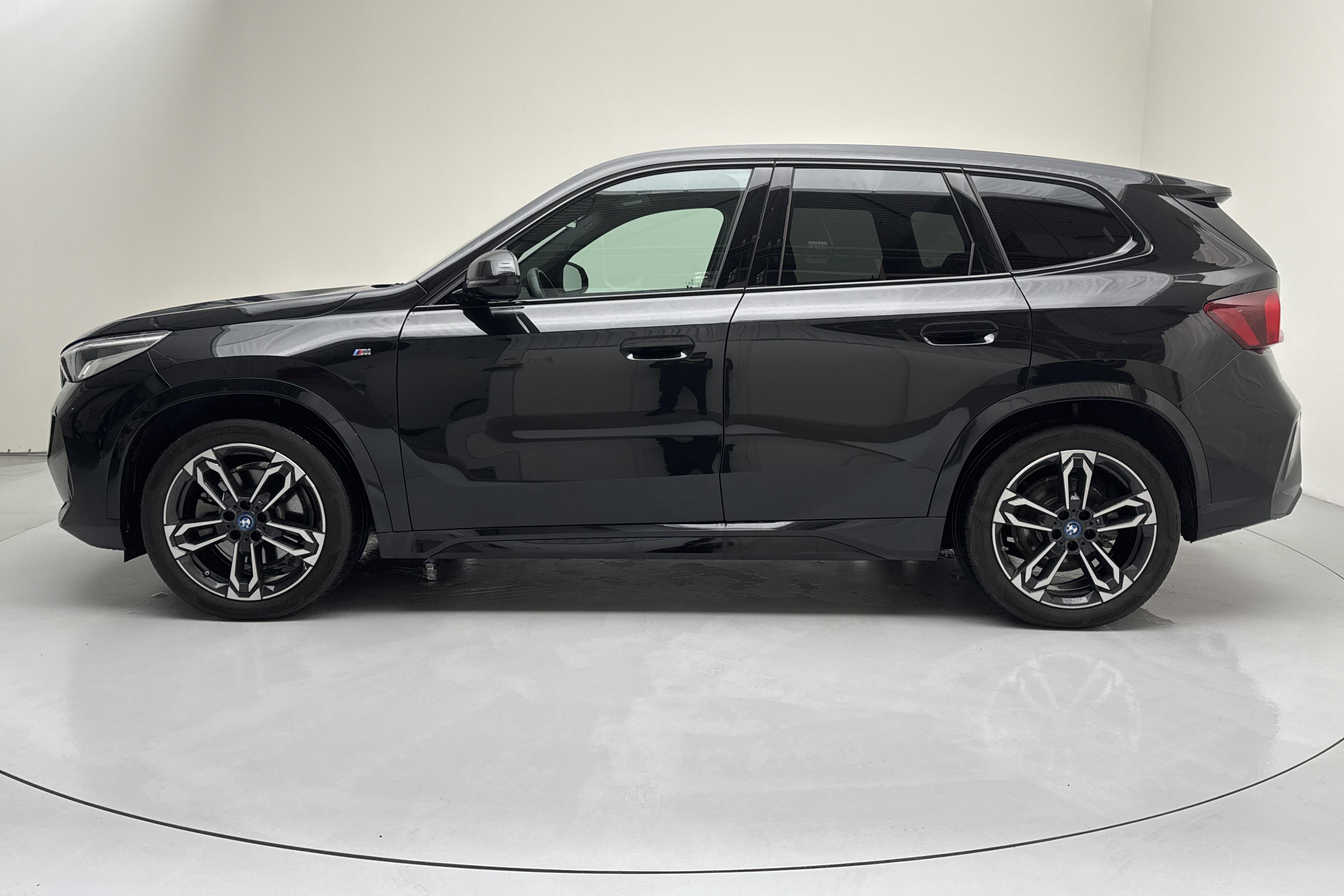 BMW iX1 xDrive30e, U11 (272hk) - 14 250 km - Automaattinen - musta - 2023