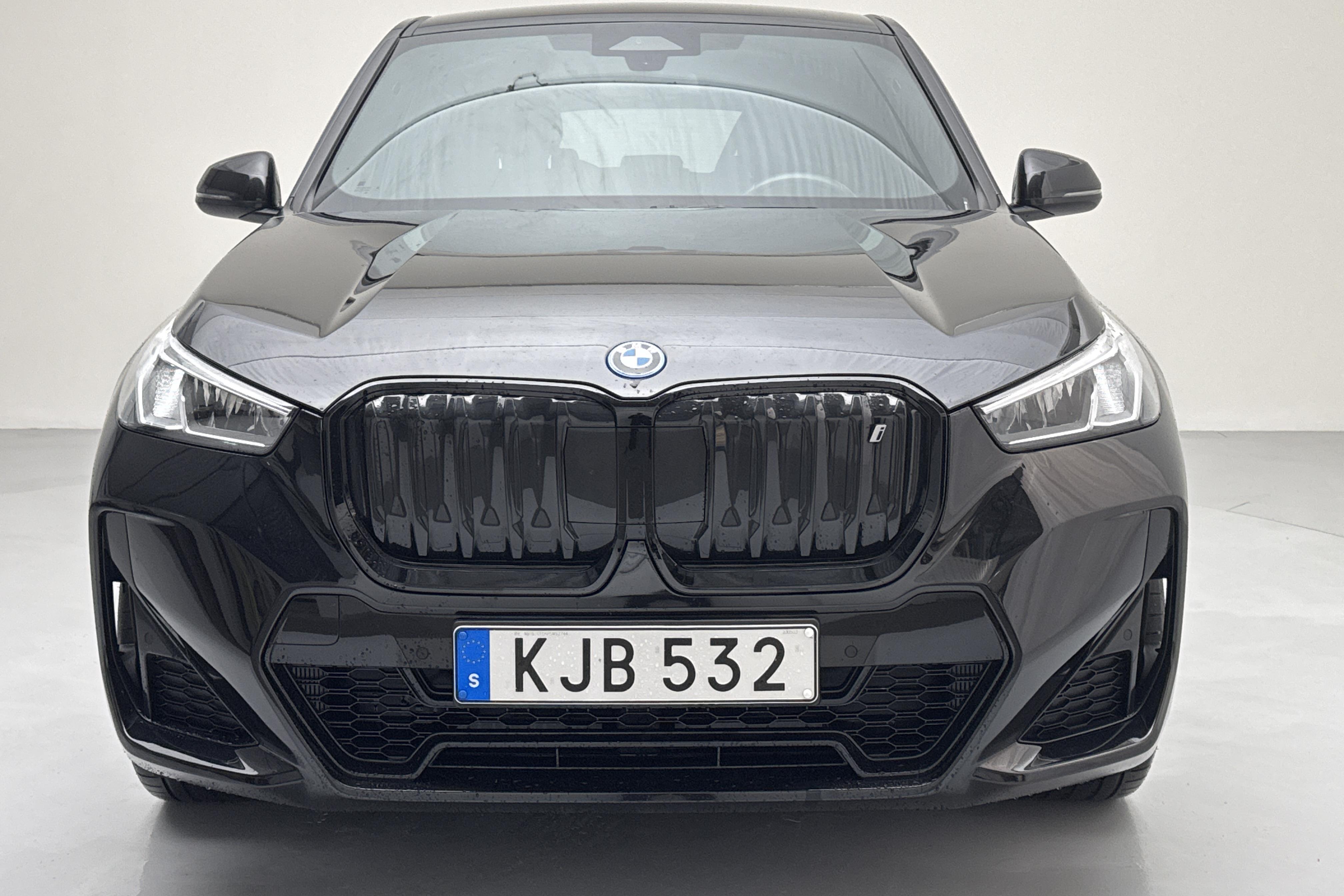 BMW iX1 xDrive30e, U11 (272hk) - 14 250 km - Automaatne - must - 2023