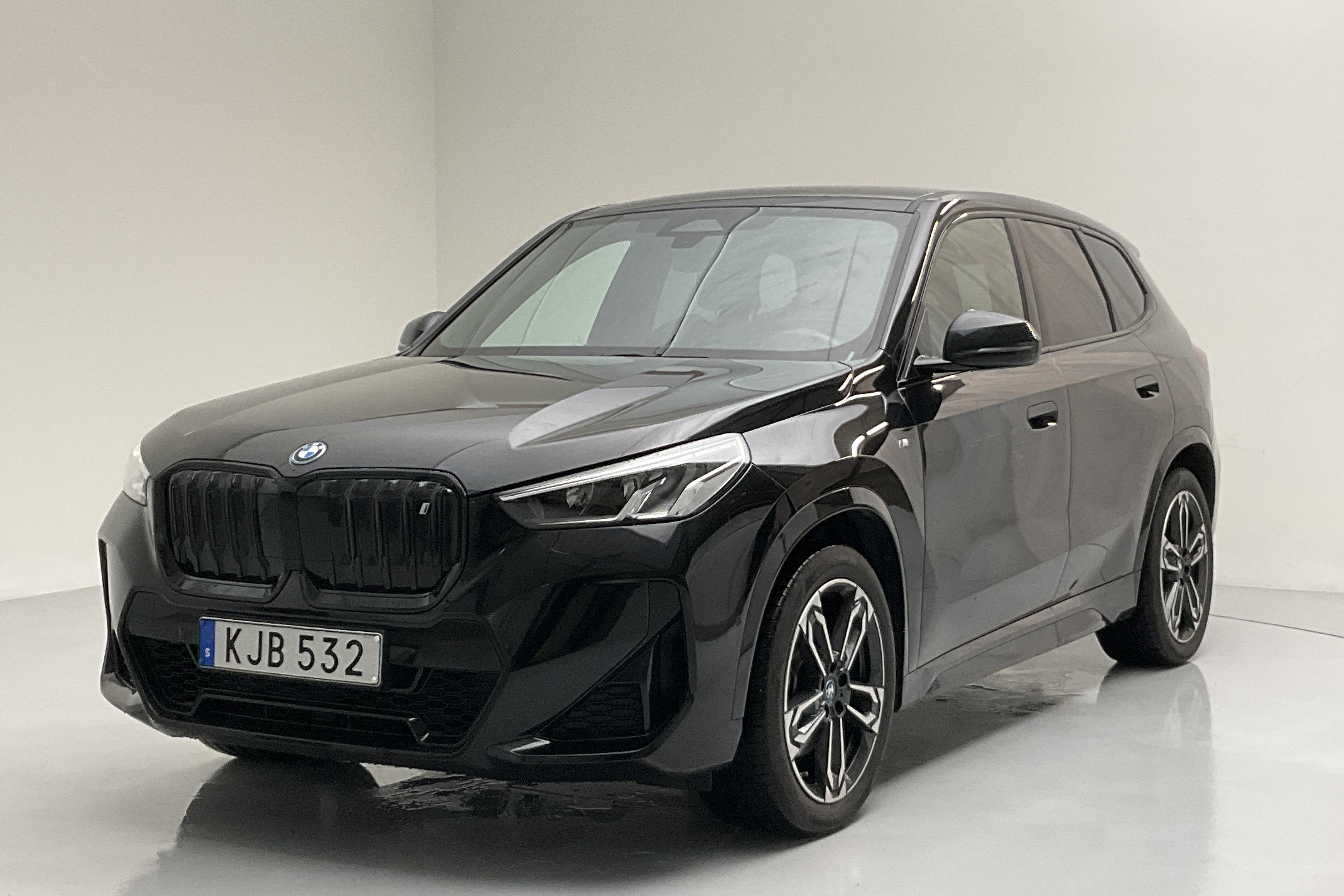 BMW iX1 xDrive30e, U11 (272hk) - 14 250 km - Automaatne - must - 2023