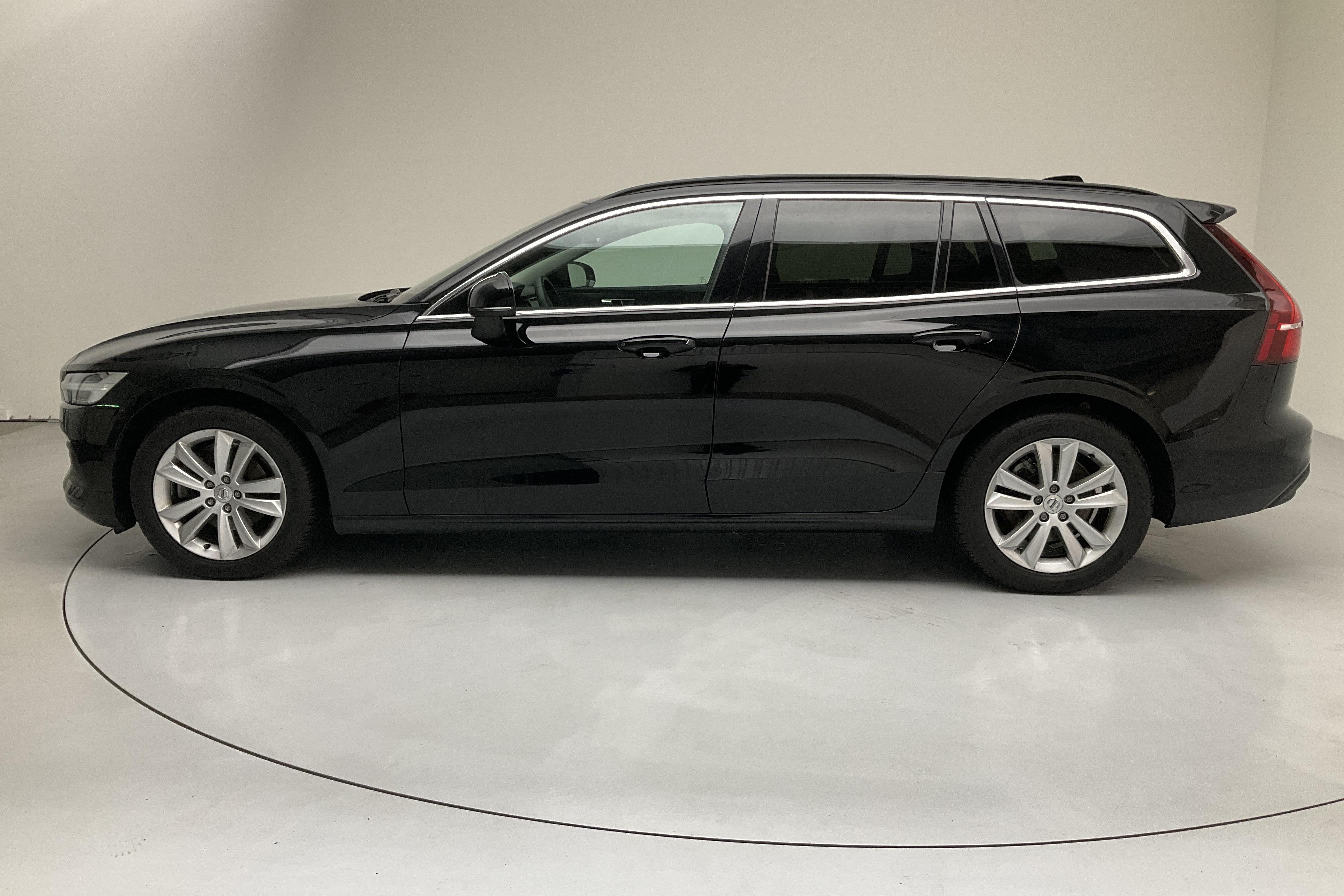 Volvo V60 B4 Mildhybrid, Diesel (197hk) - 5 862 mil - Automat - svart - 2023