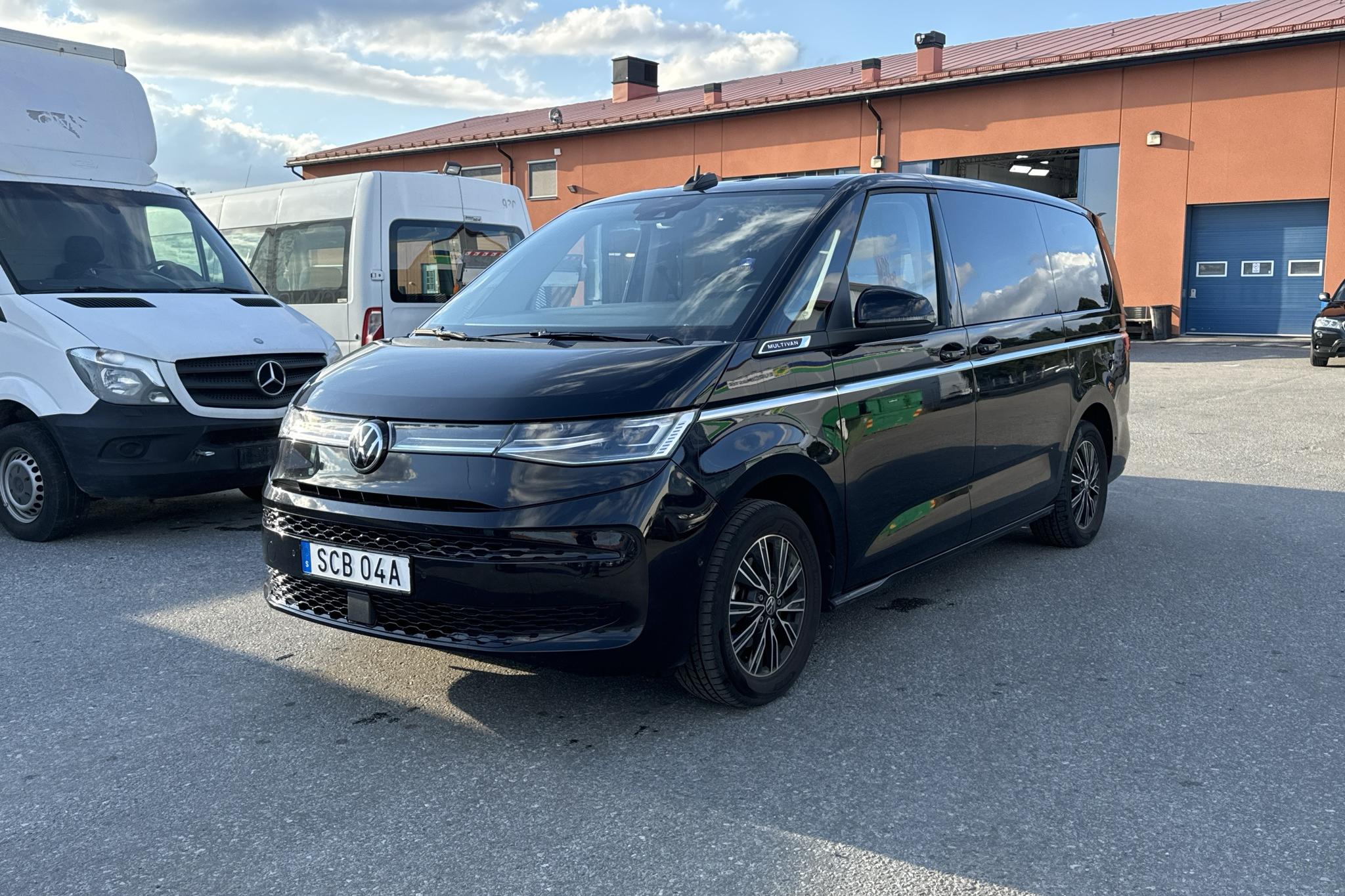 VW Multivan T7 2.0 TDI (150hk) - 30 880 km - Automaattinen - musta - 2023