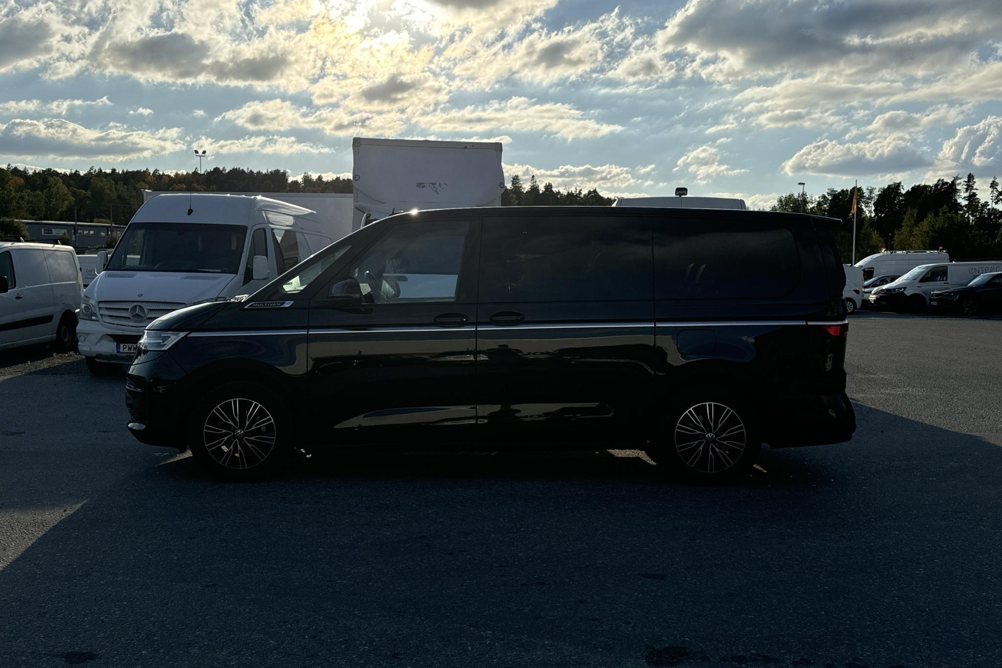 VW Multivan T7 2.0 TDI (150hk) - 30 880 km - Automaattinen - musta - 2023