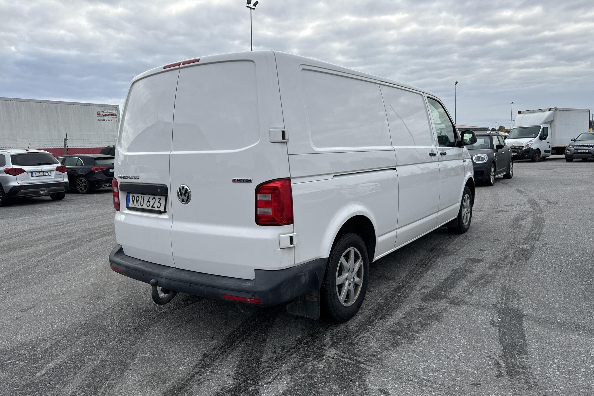 VW Transporter T6 2.0 TDI BMT Skåp 4MOTION (150hk) - 241 880 km - Automatyczna - biały - 2019