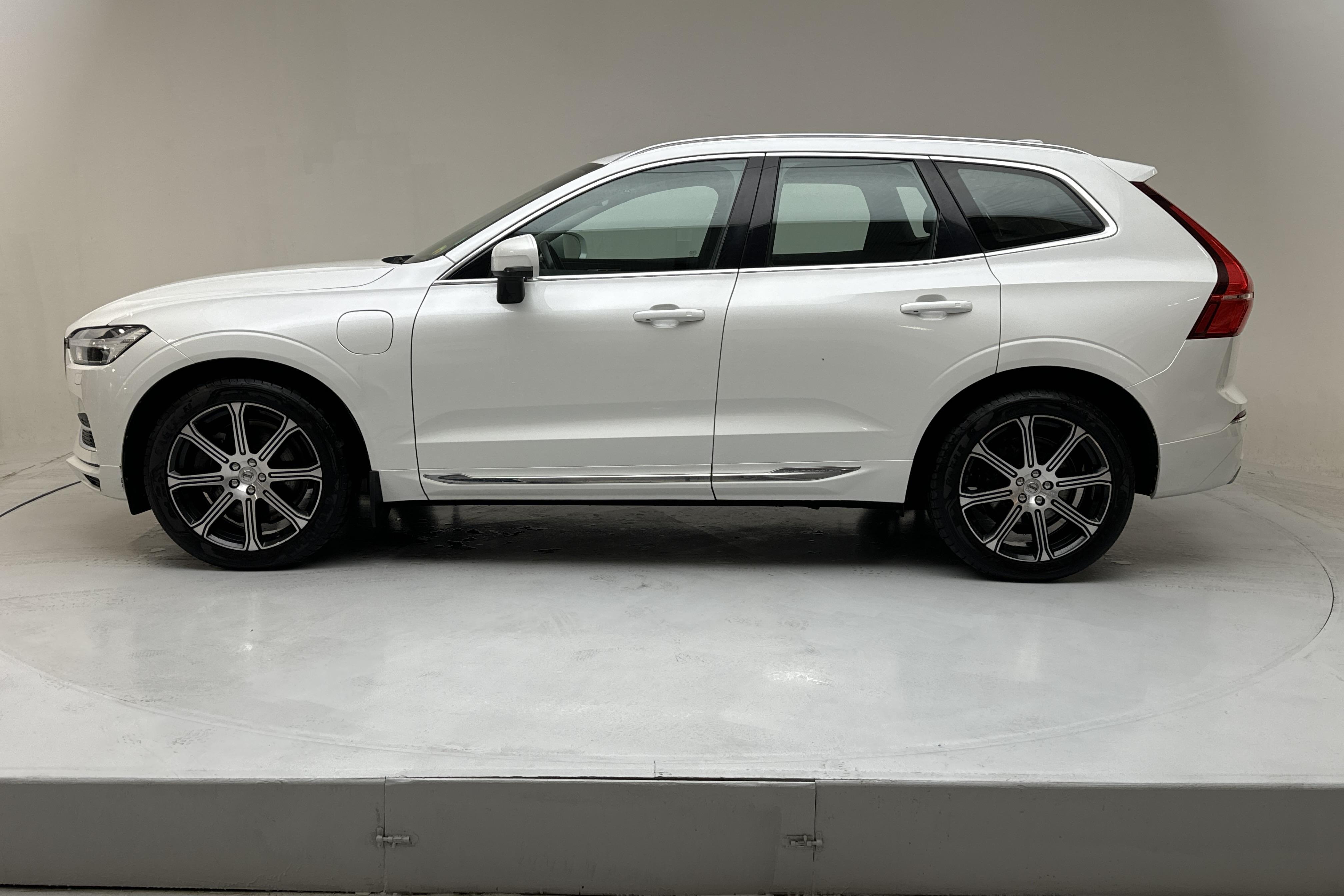 Volvo XC60 T8 AWD Twin Engine (407hk) - 114 490 km - Automatyczna - biały - 2018