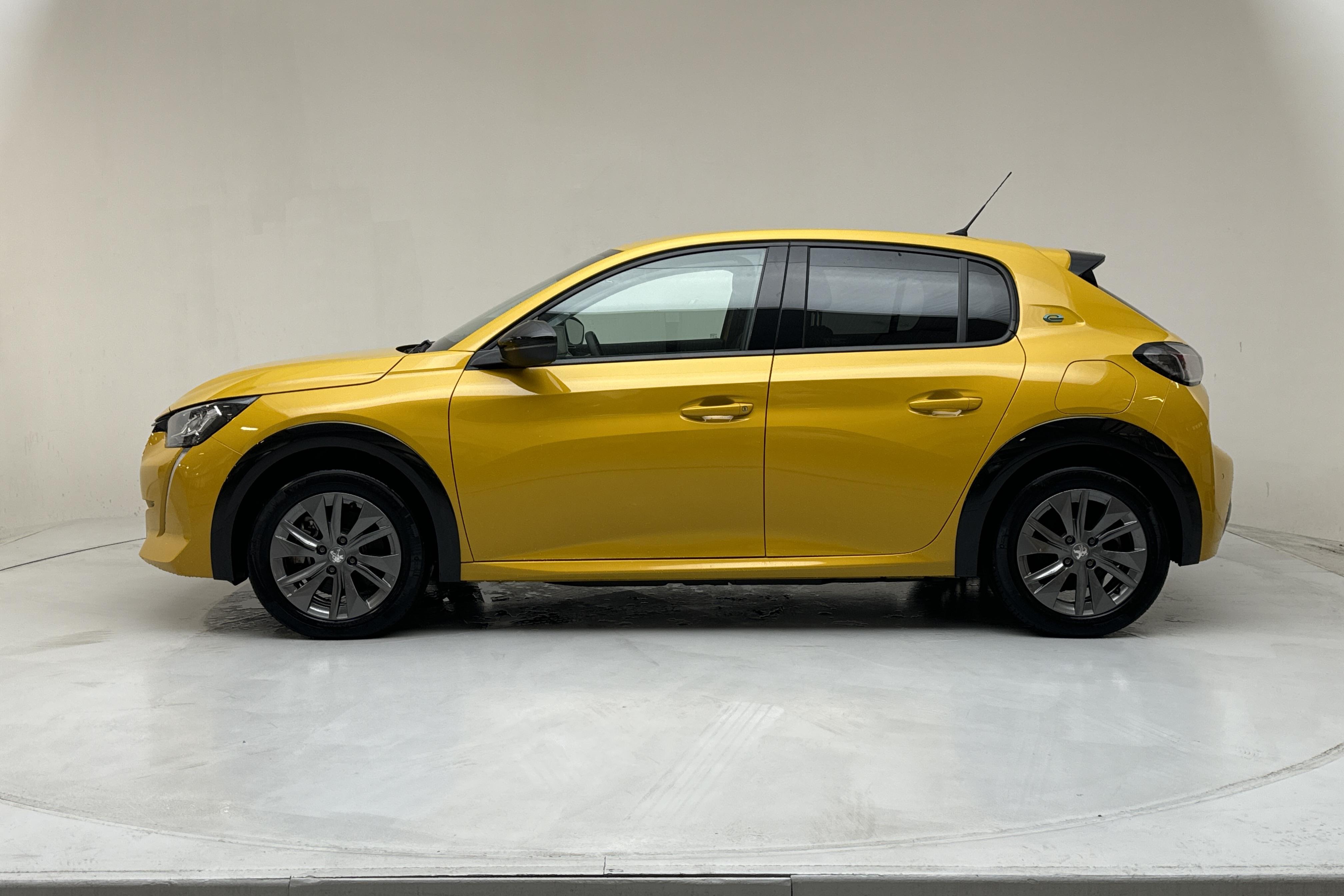 Peugeot e-208 50 kWh 5dr (136hk) - 13 640 km - Automatic - yellow - 2022