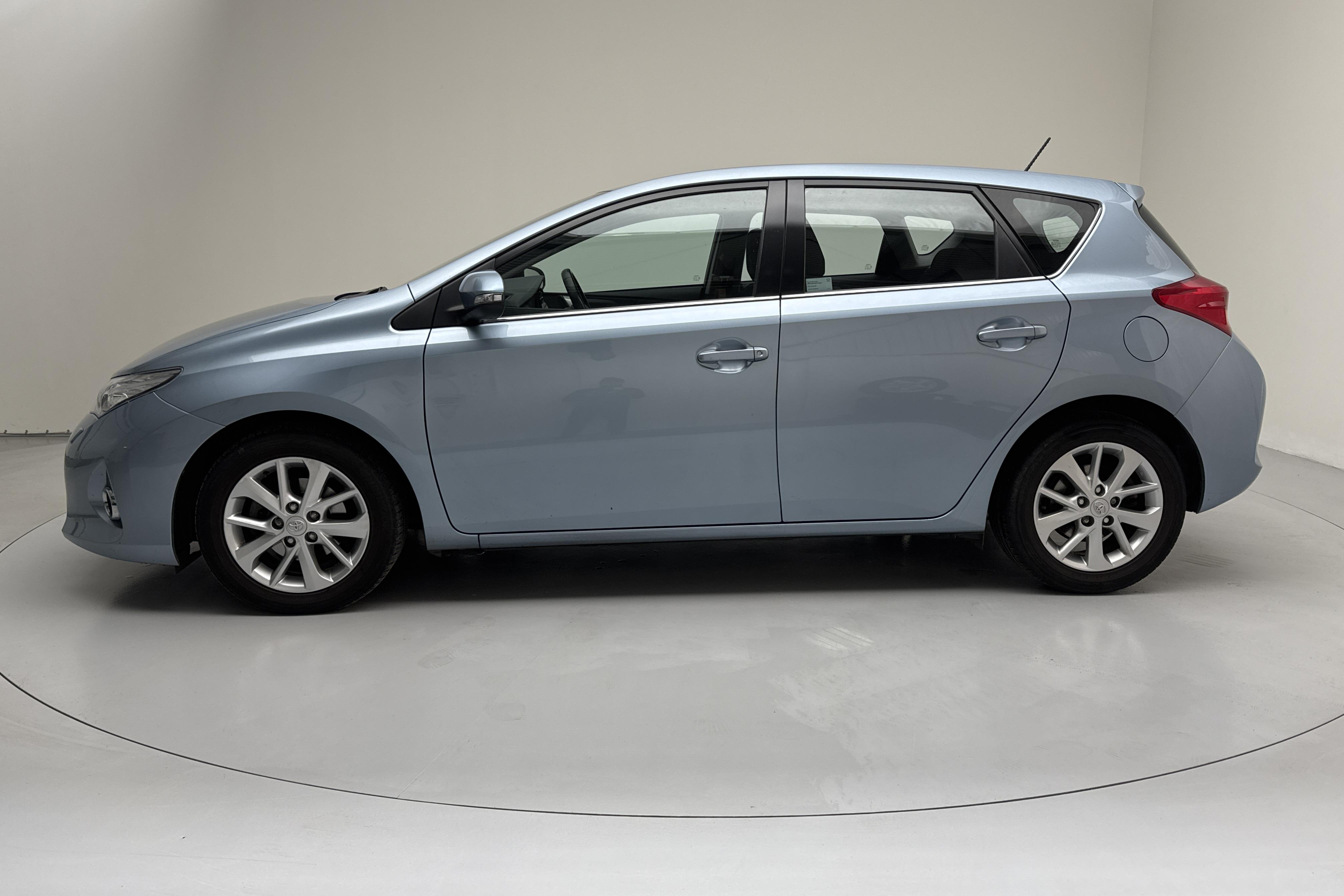 Toyota Auris 1.6 Valvematic 5dr (132hk) - 93 980 km - Automatyczna - Light Blue - 2014