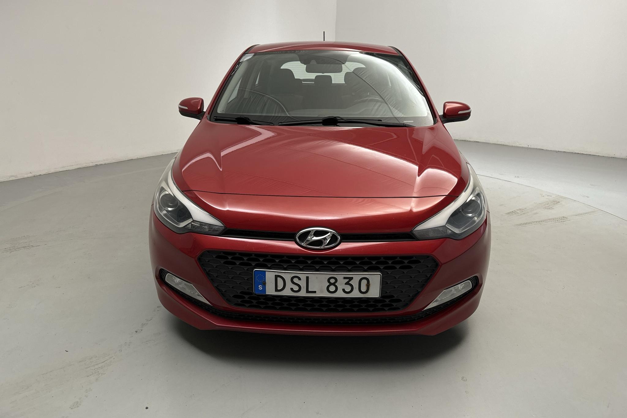 Hyundai i20 1.2 (84hk) - 132 450 km - Manualna - czerwony - 2016