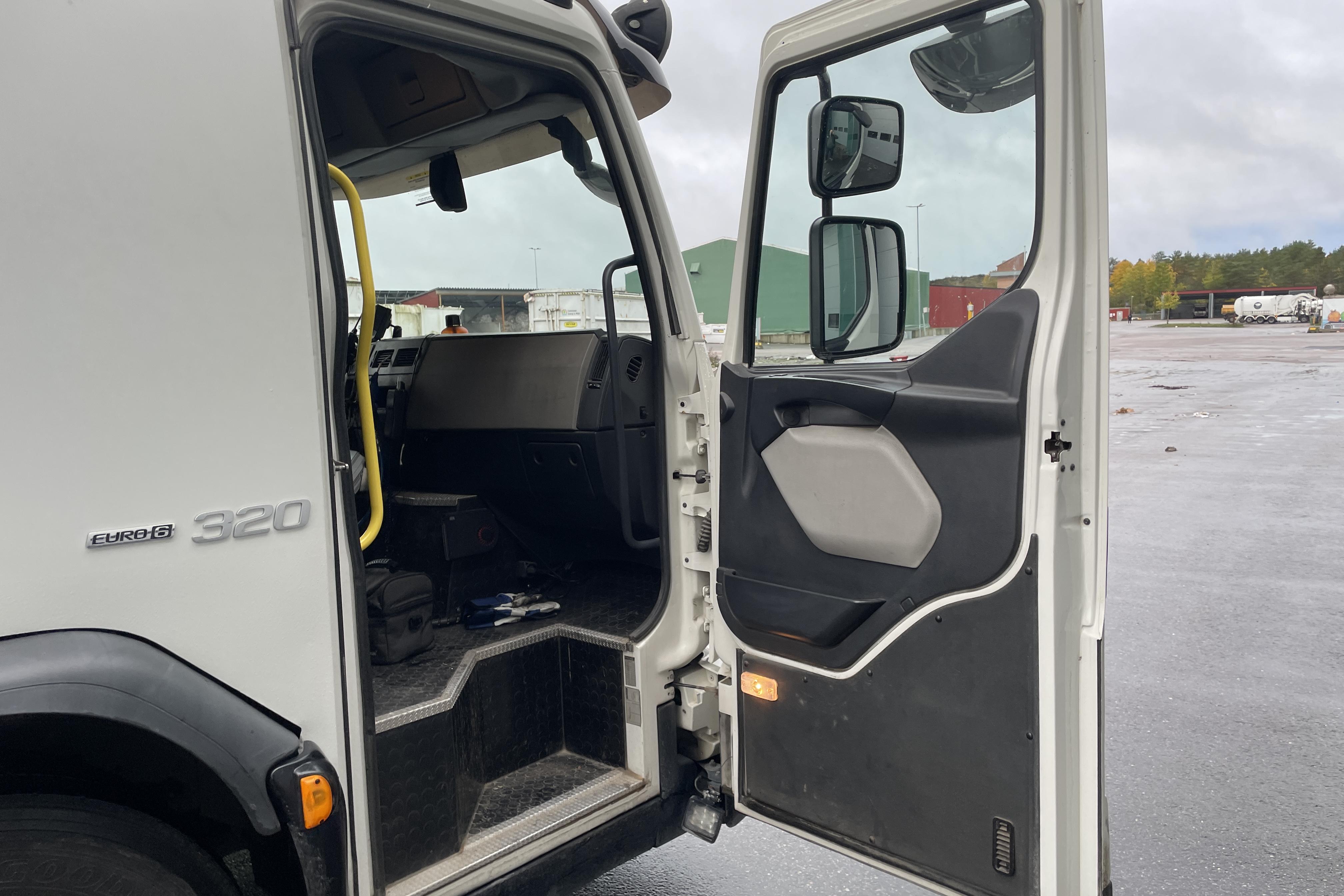 VOLVO FE320 - 121 905 km - Automatic - white - 2016