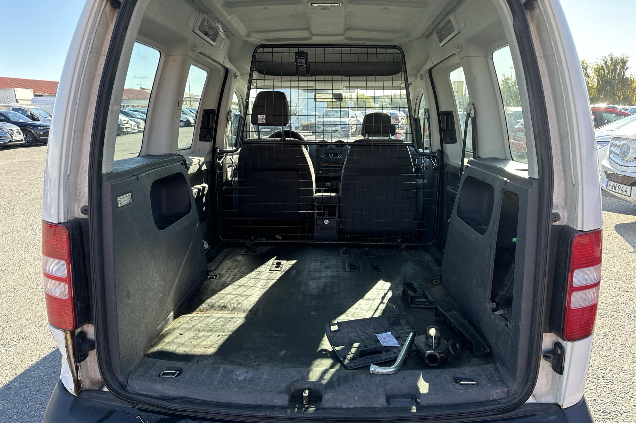 VW Caddy 1.6 TDI (75hk) - 197 620 km - Käsitsi - valge - 2013