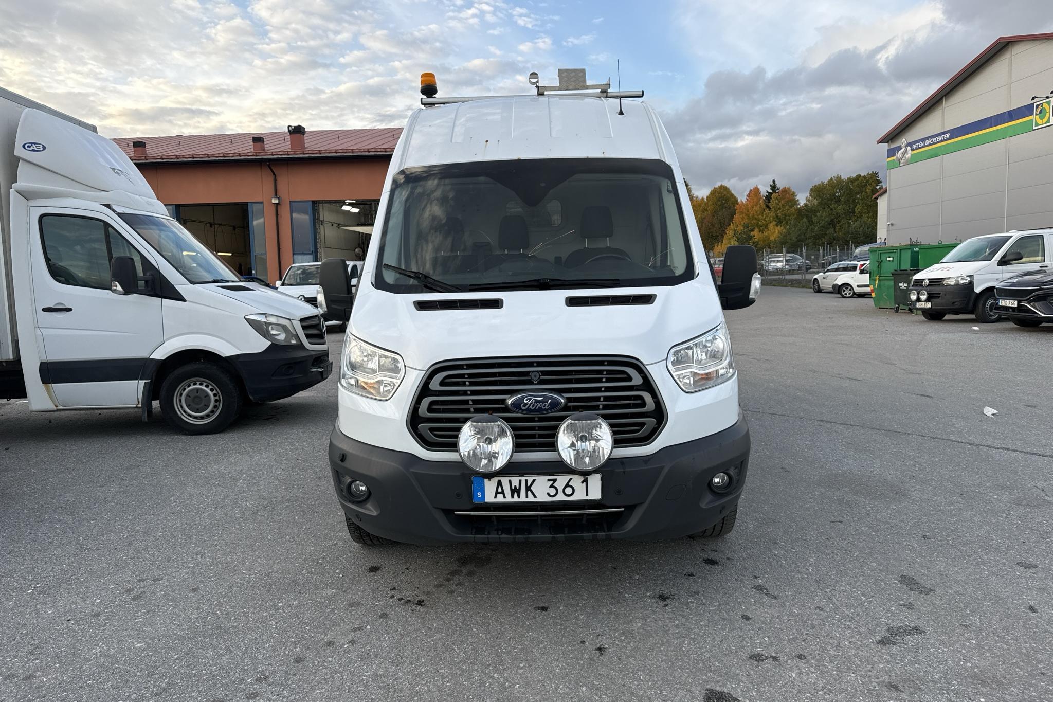 Ford Transit 350 2.0 TDCi AWD Skåp (130hk) - 88 580 km - Manualna - biały - 2018