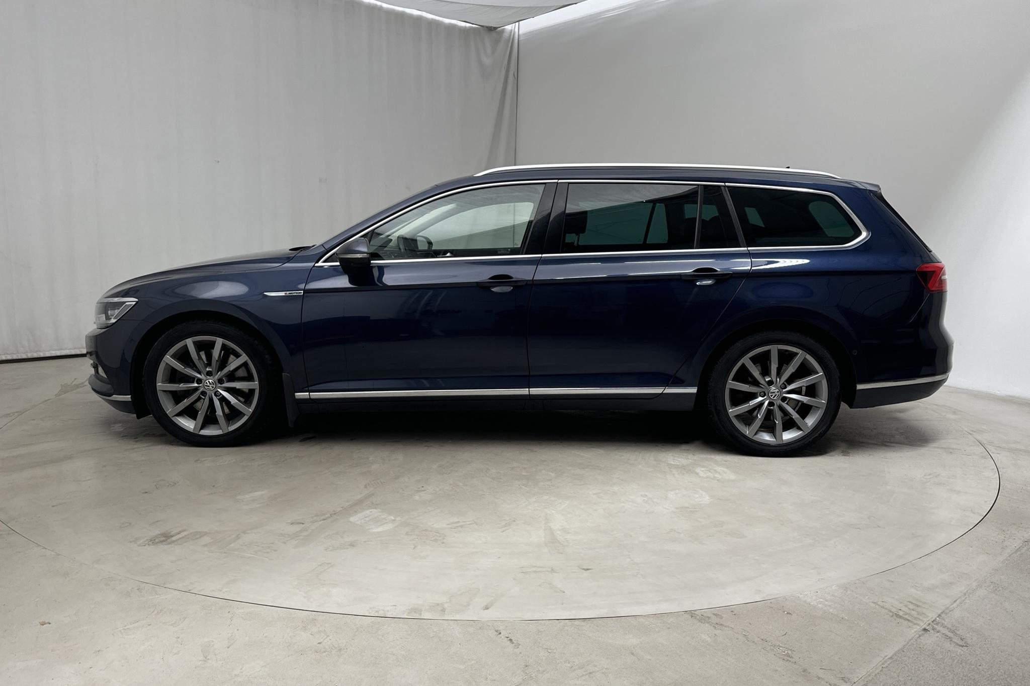 VW Passat 2.0 TDI BiTurbo Sportscombi 4MOTION (240hk) - 14 501 mil - Automat - Dark Blue - 2015