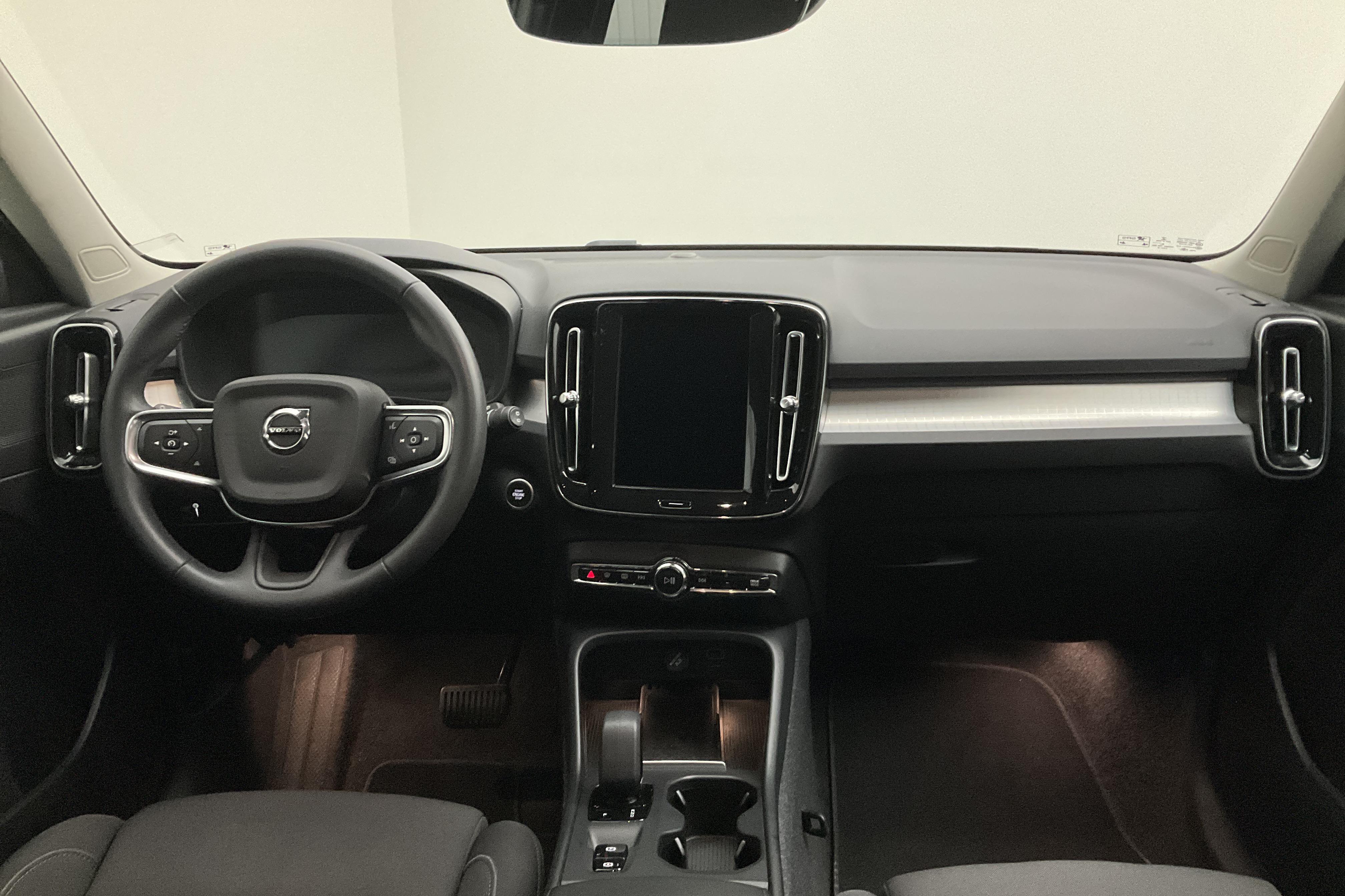 Volvo XC40 B4 2WD (197hk) - 6 678 mil - Automat - grå - 2022