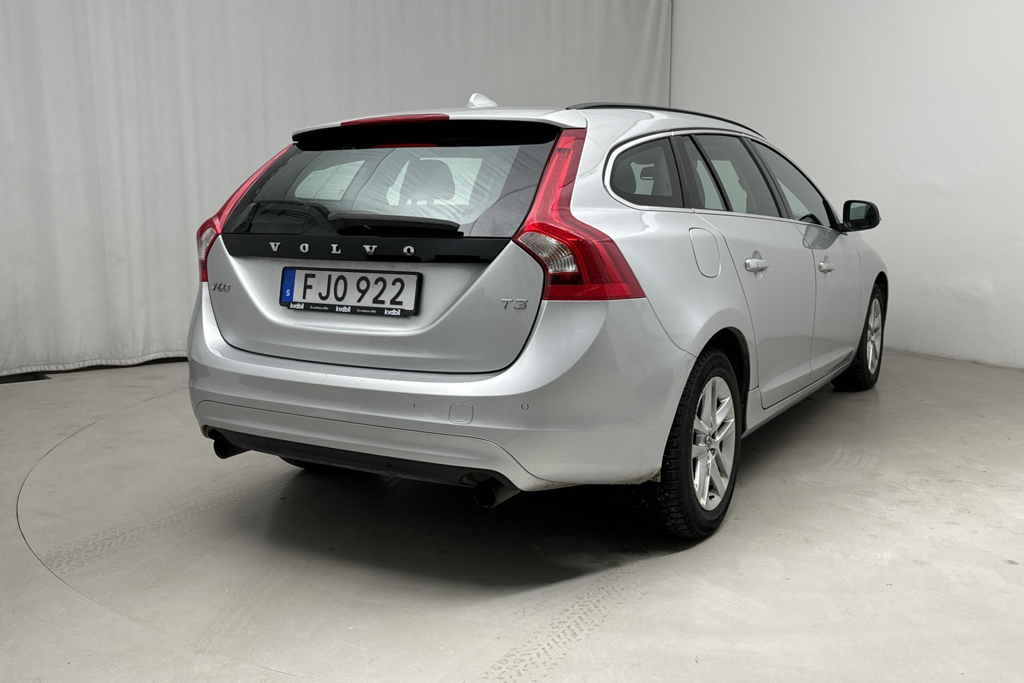 Volvo V60 T3 (150hk) - 95 910 km - Manuaalinen - hopea - 2014