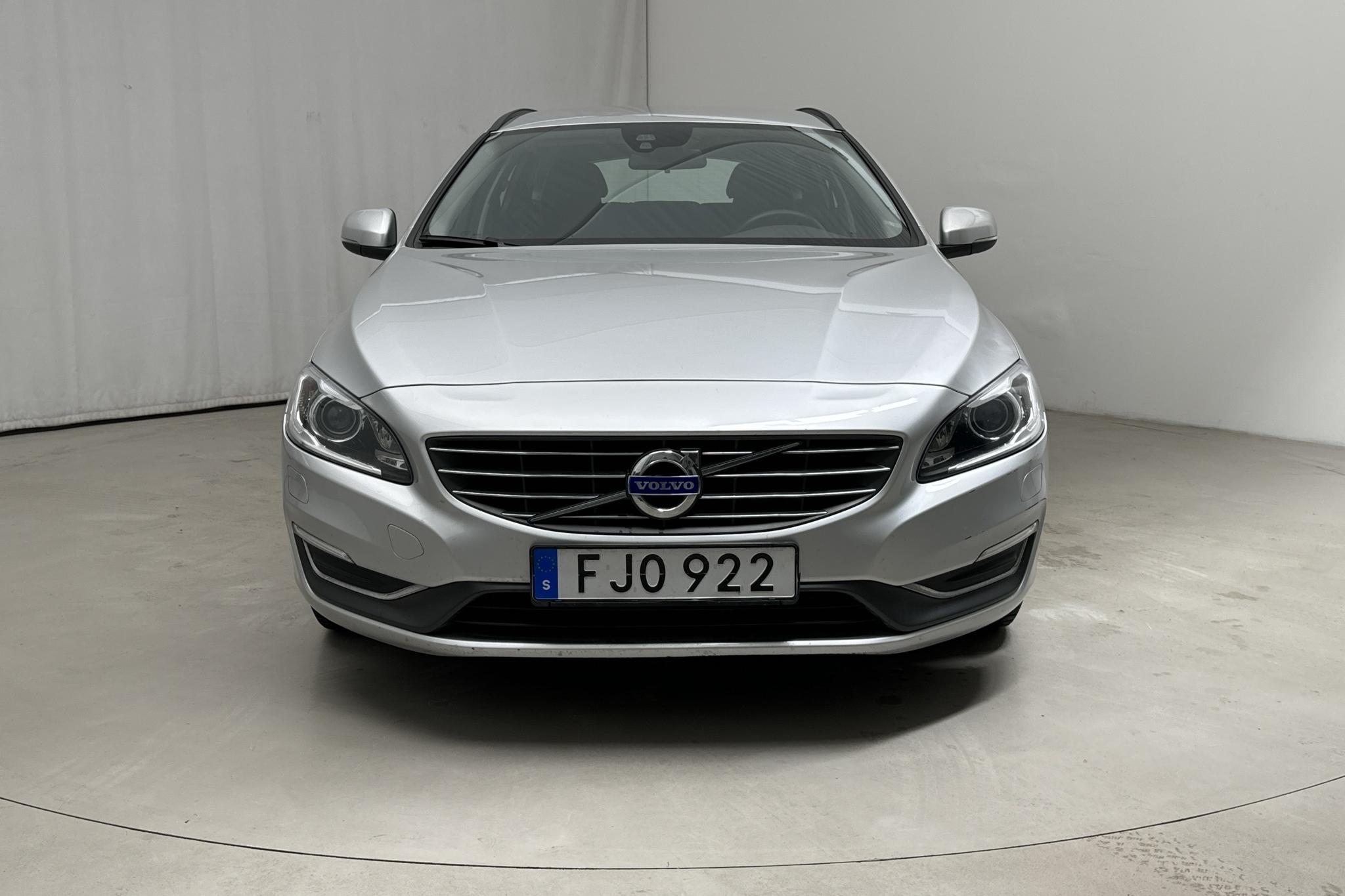 Volvo V60 T3 (150hk) - 95 910 km - Manualna - srebro - 2014