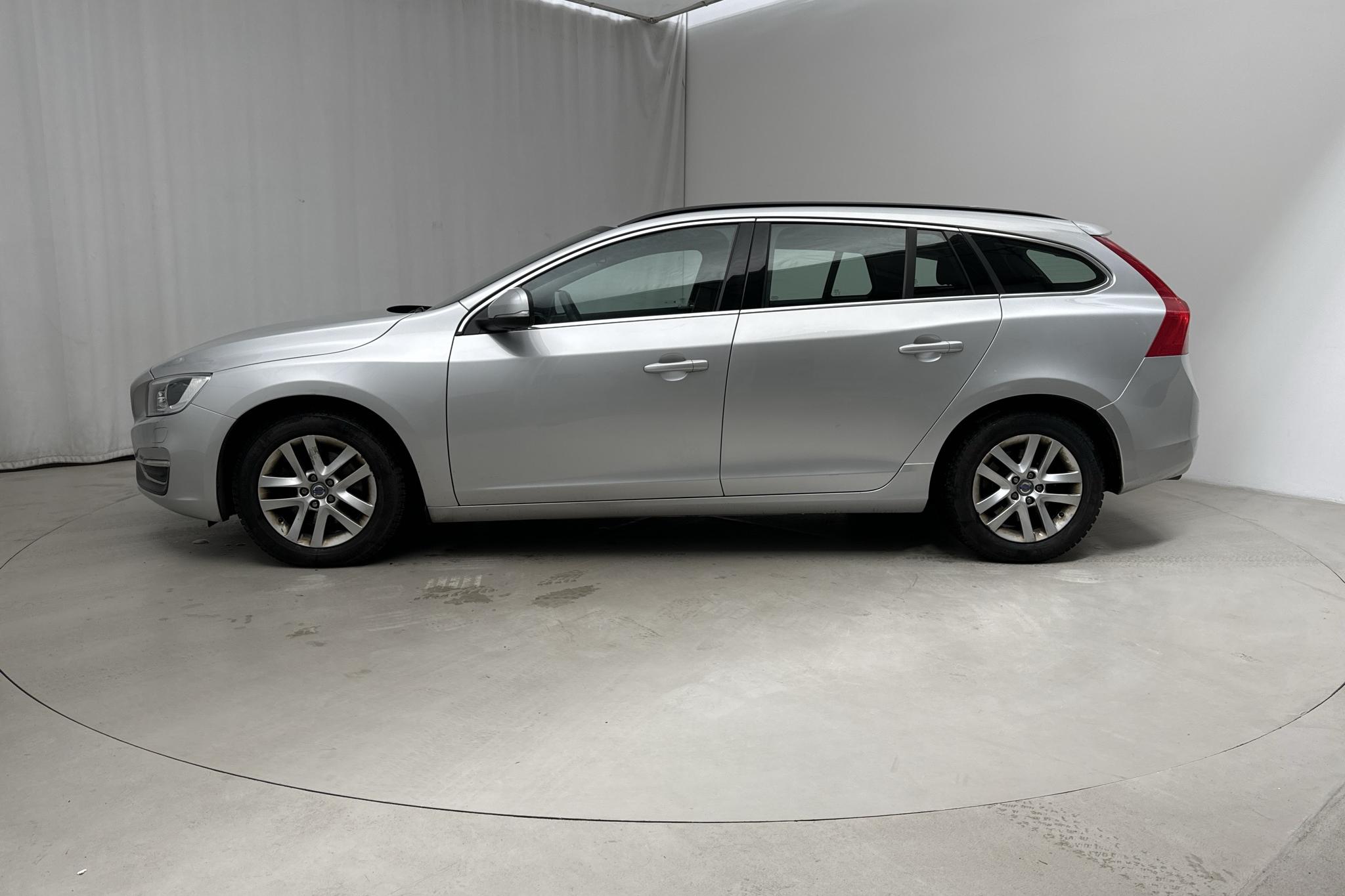 Volvo V60 T3 (150hk) - 95 910 km - Manualna - srebro - 2014