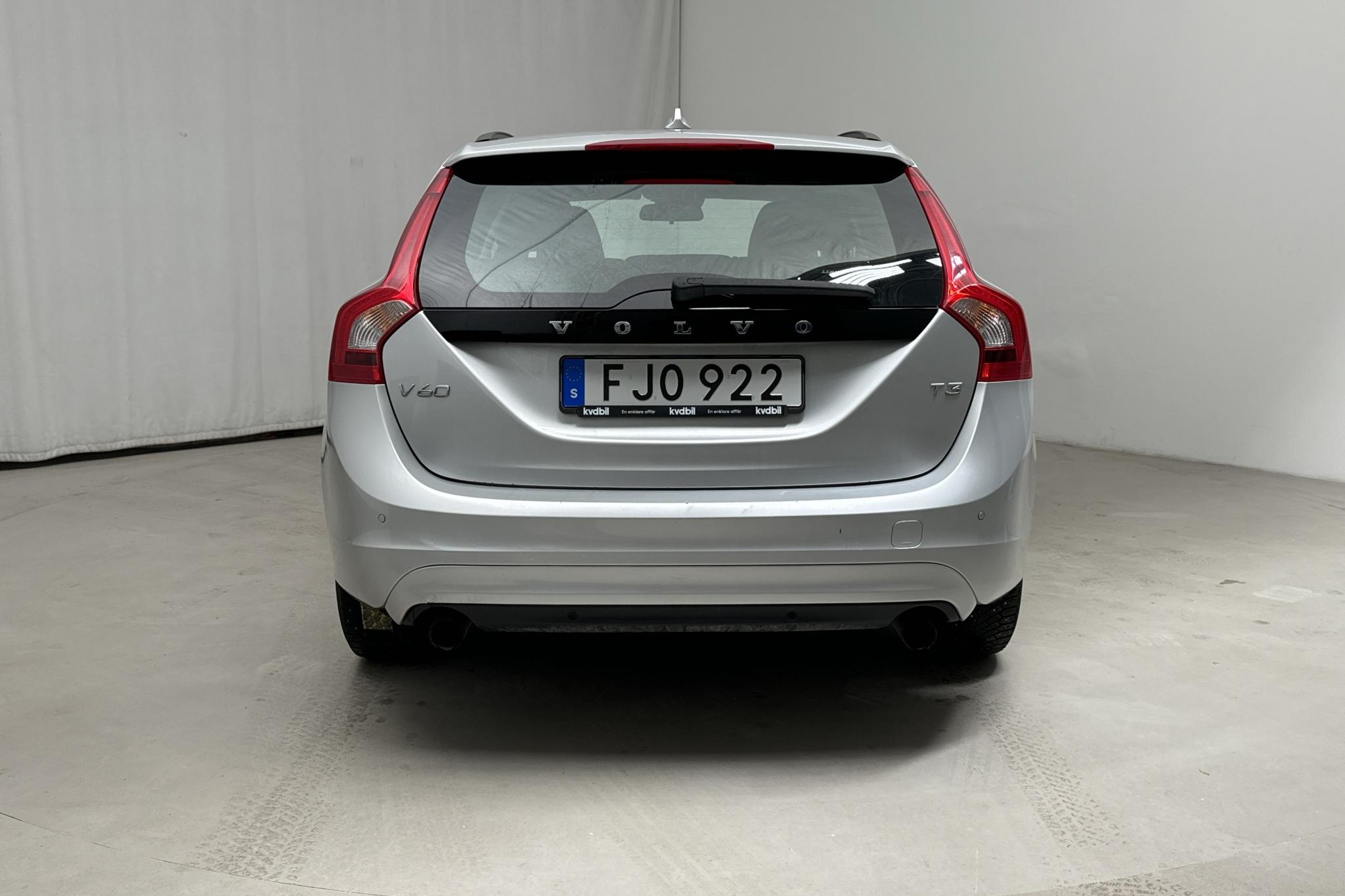 Volvo V60 T3 (150hk) - 95 910 km - Manualna - srebro - 2014