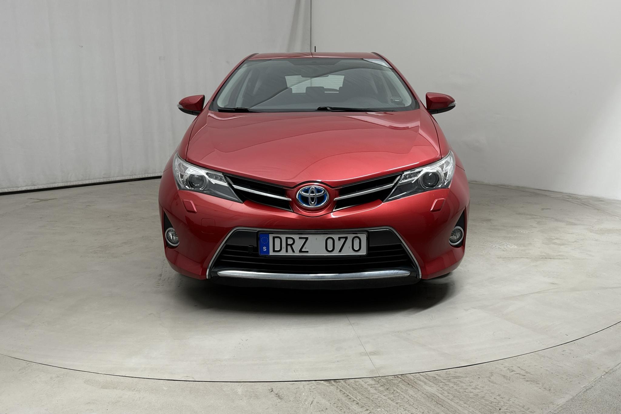 Toyota Auris 1.8 HSD 5dr (99hk) - 91 970 km - Automatic - Dark Red - 2013