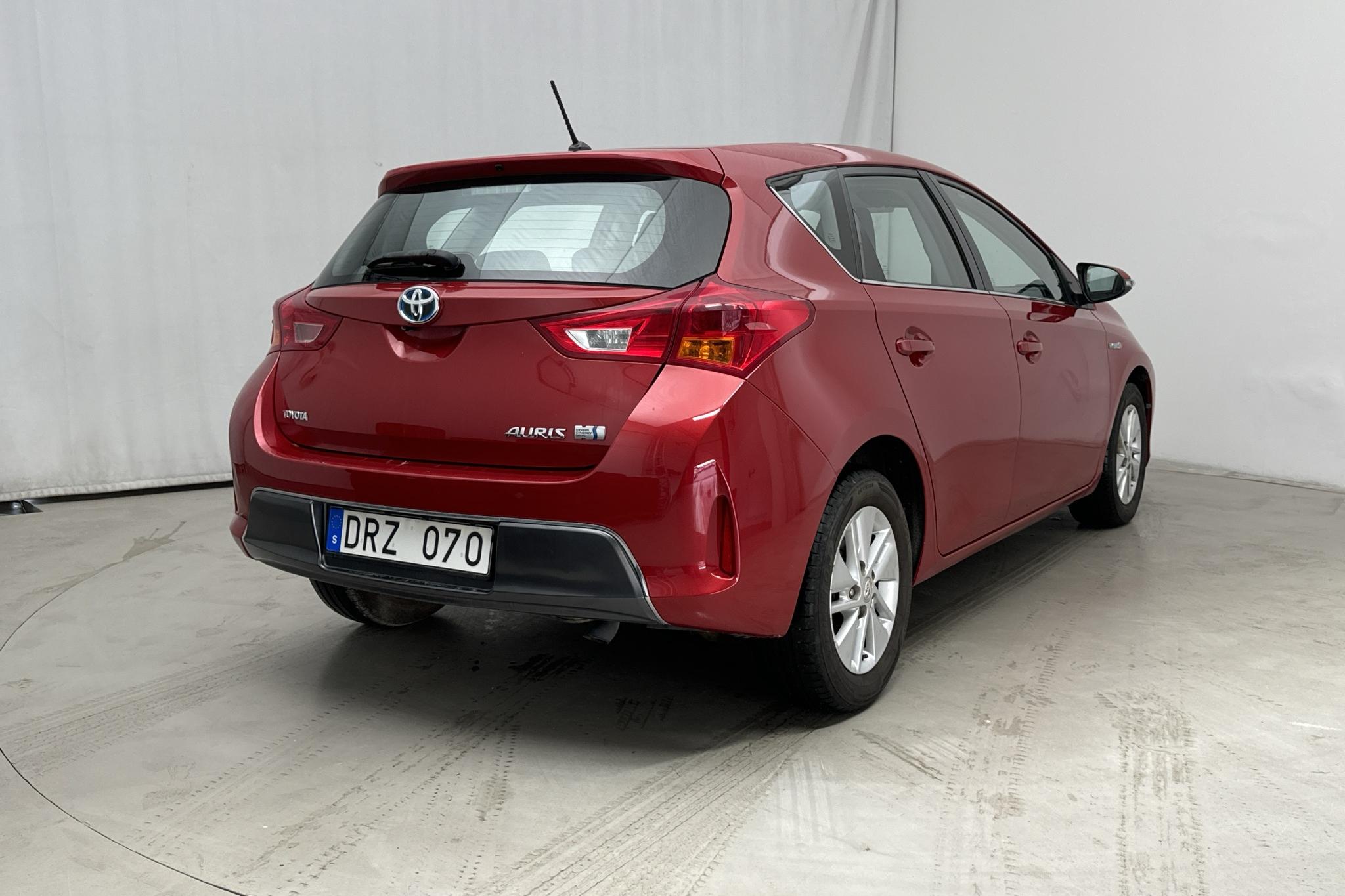 Toyota Auris 1.8 HSD 5dr (99hk) - 9 197 mil - Automat - Dark Red - 2013