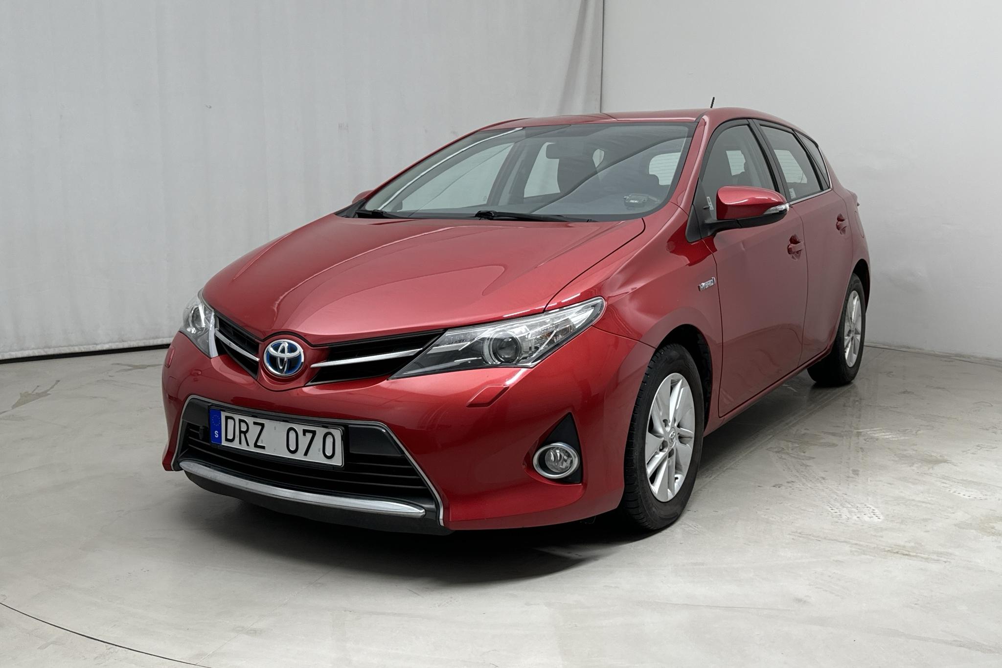 Toyota Auris 1.8 HSD 5dr (99hk) - 9 197 mil - Automat - Dark Red - 2013