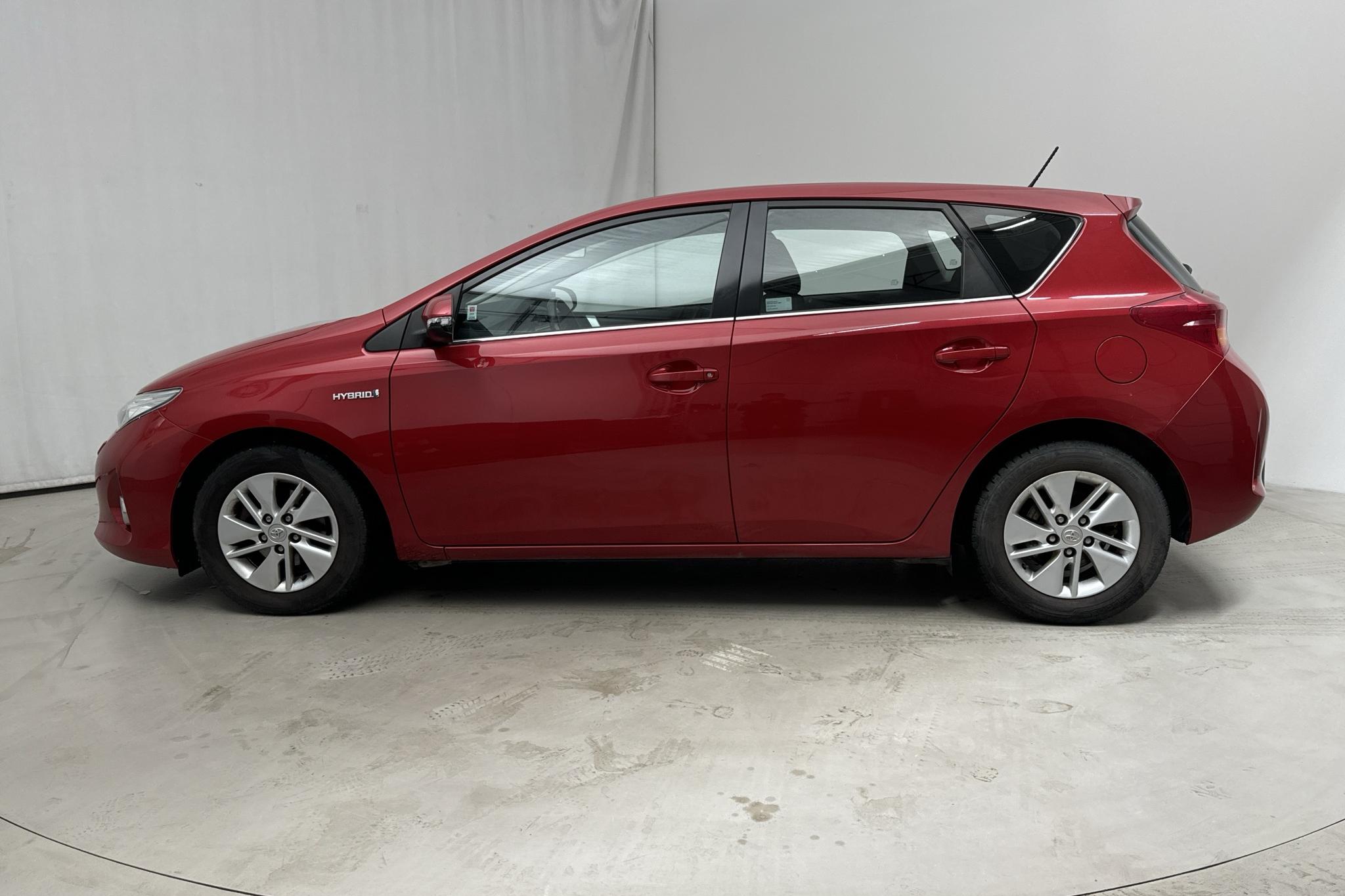 Toyota Auris 1.8 HSD 5dr (99hk) - 91 970 km - Automatic - Dark Red - 2013