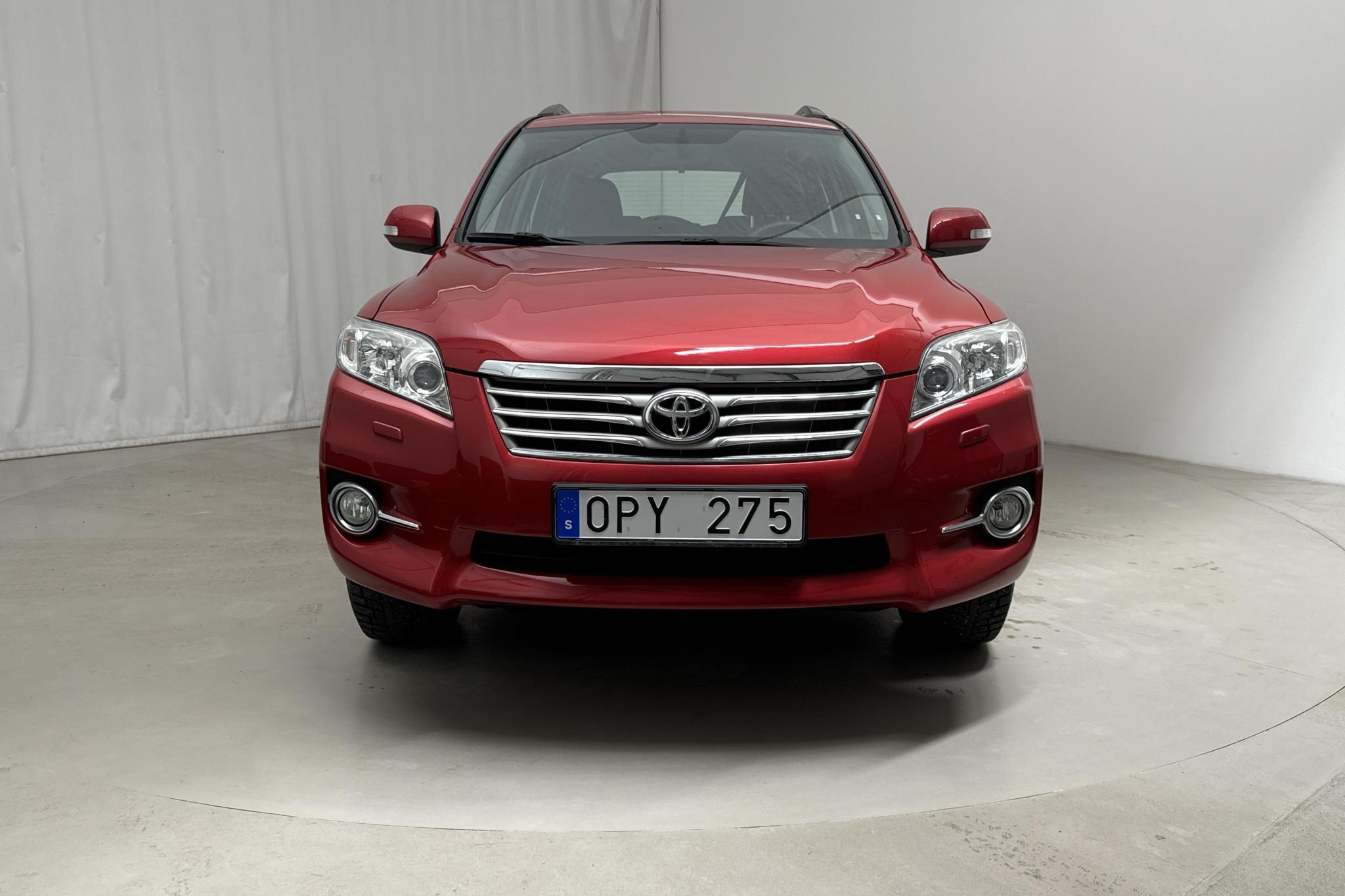 Toyota RAV4 2.0 (158hk) - 68 080 km - Manualna - Dark Red - 2011