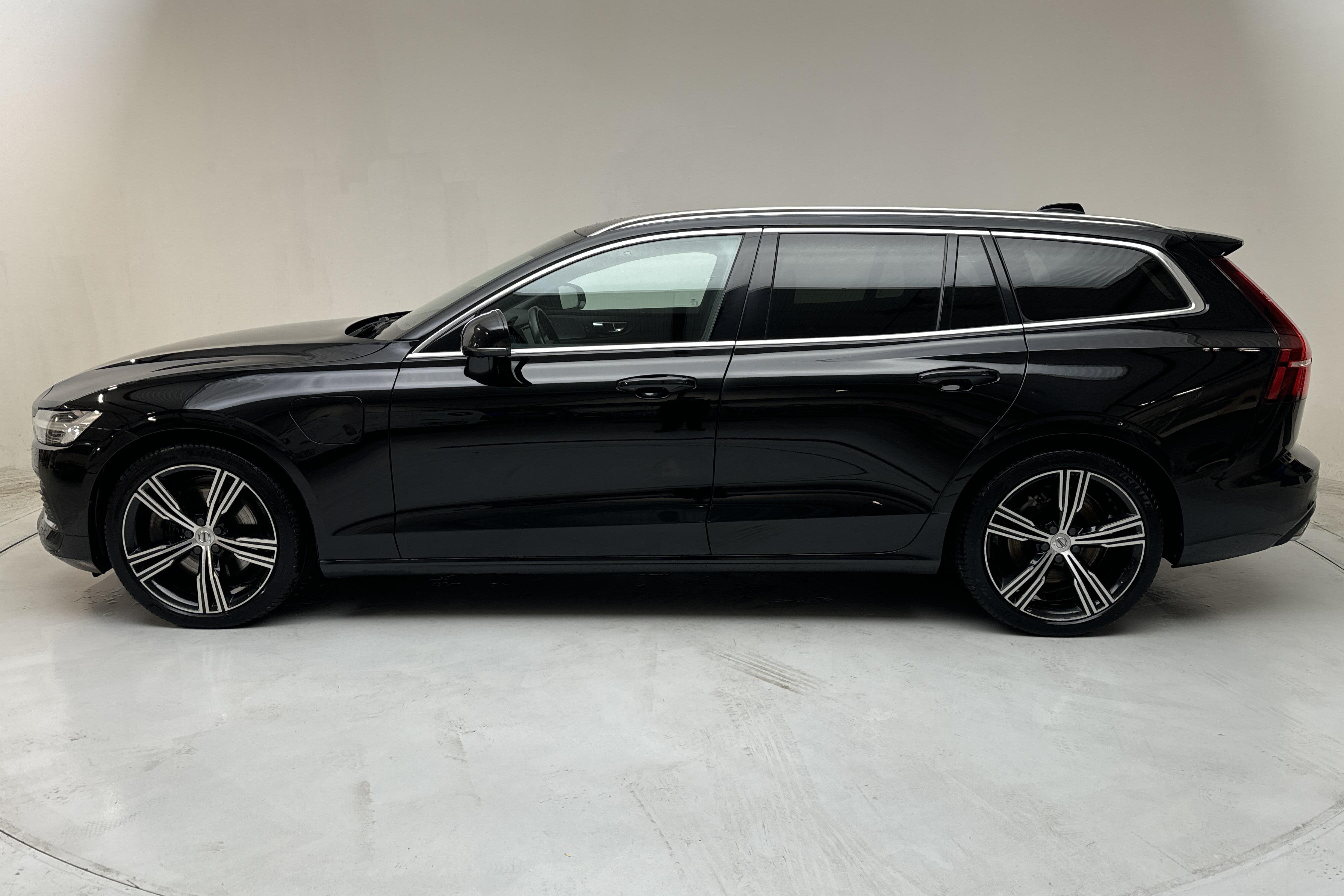 Volvo V60 T6 AWD Twin Engine (340hk) - 88 980 km - Automaatne - must - 2021