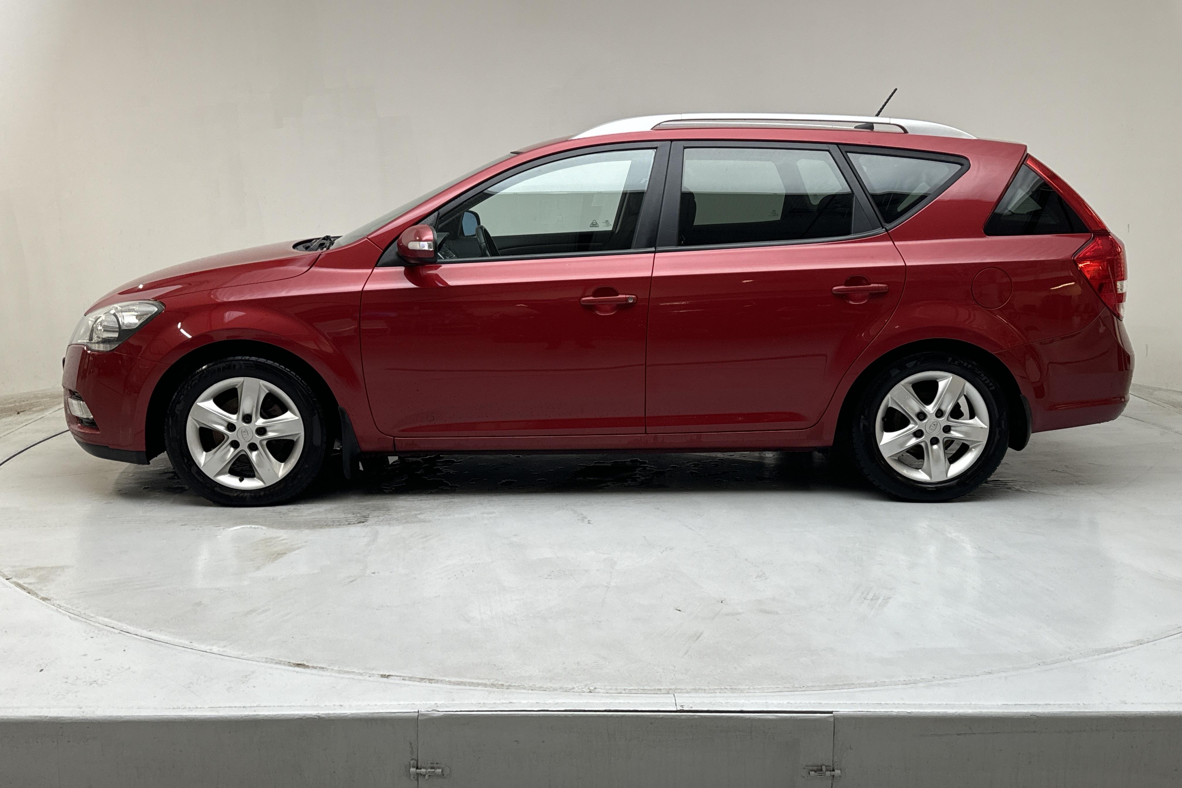 KIA Cee'd 1.6 CRDi SW (115hk) - 221 190 km - Manualna - czerwony - 2010