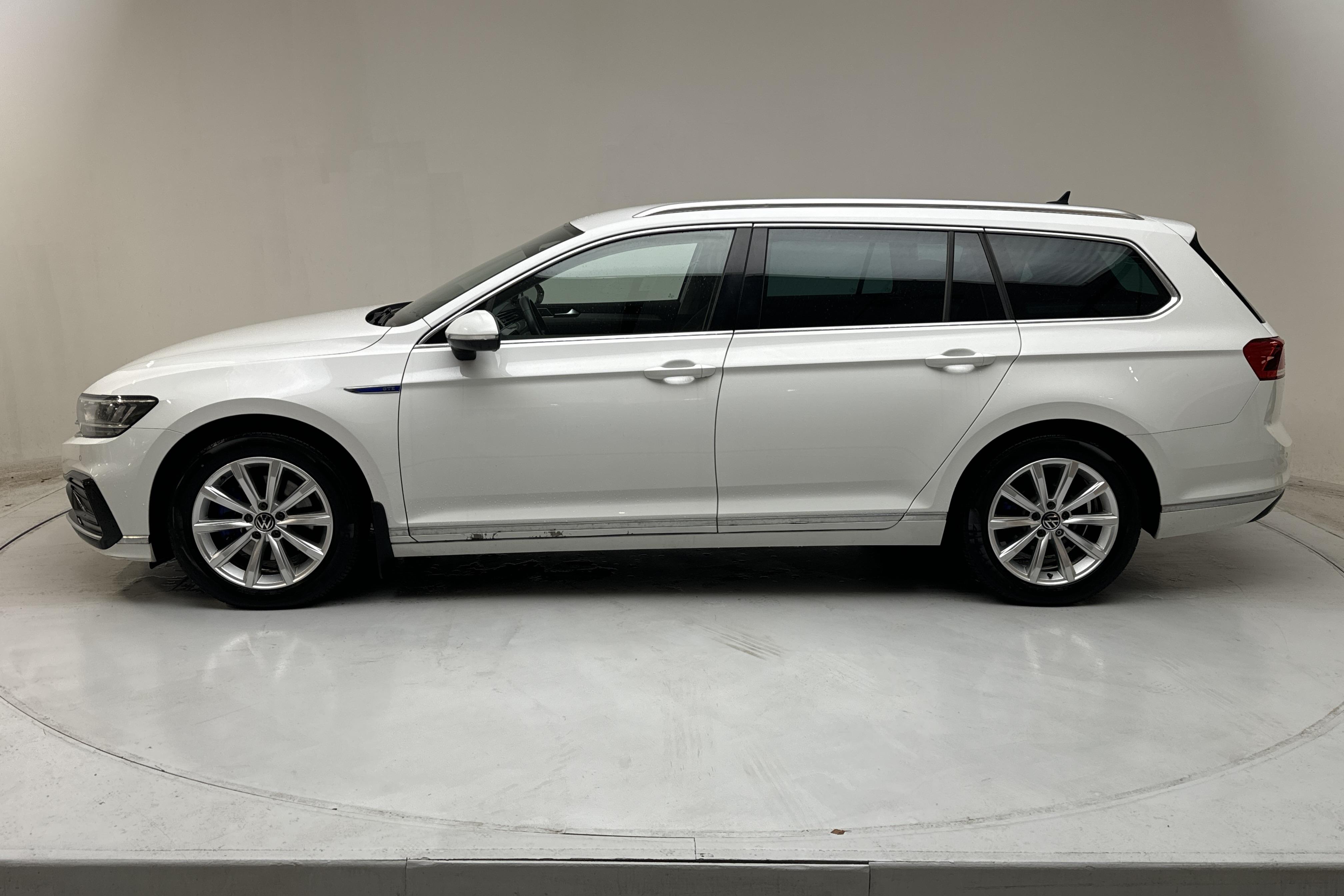 VW Passat 1.4 GTE Sportscombi (218hk) - 132 970 km - Automaattinen - valkoinen - 2021