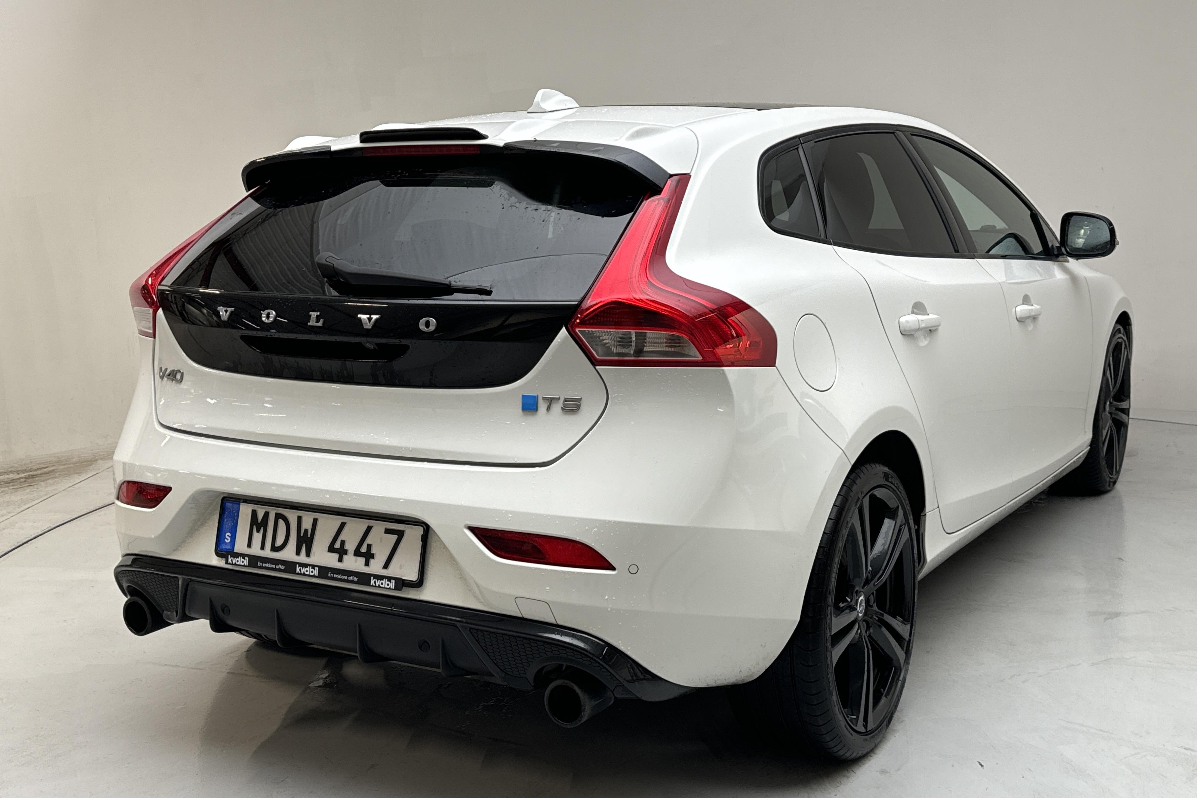 Volvo V40 T5 (245hk) - 97 220 km - Automatyczna - biały - 2016