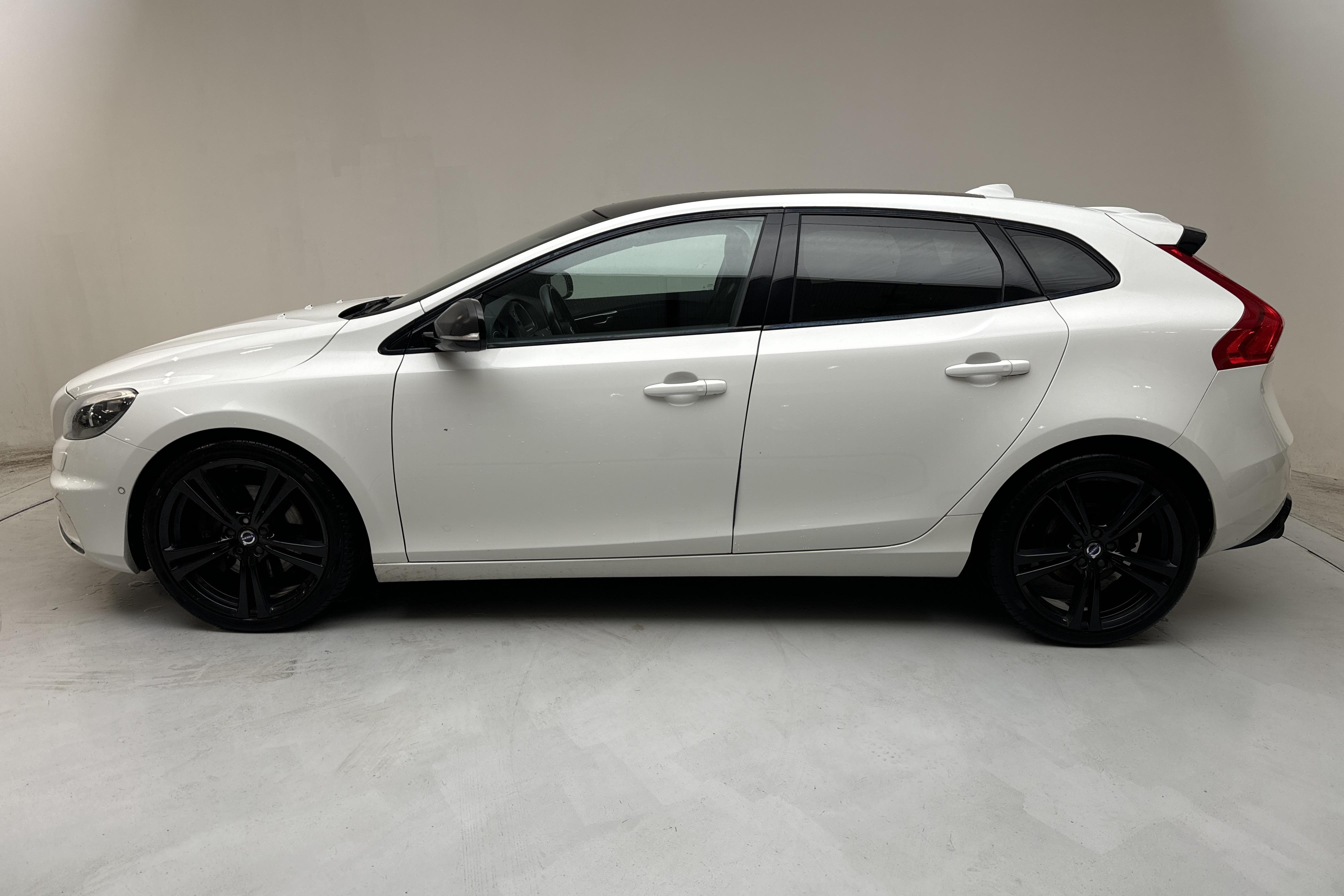 Volvo V40 T5 (245hk) - 97 220 km - Automatic - white - 2016