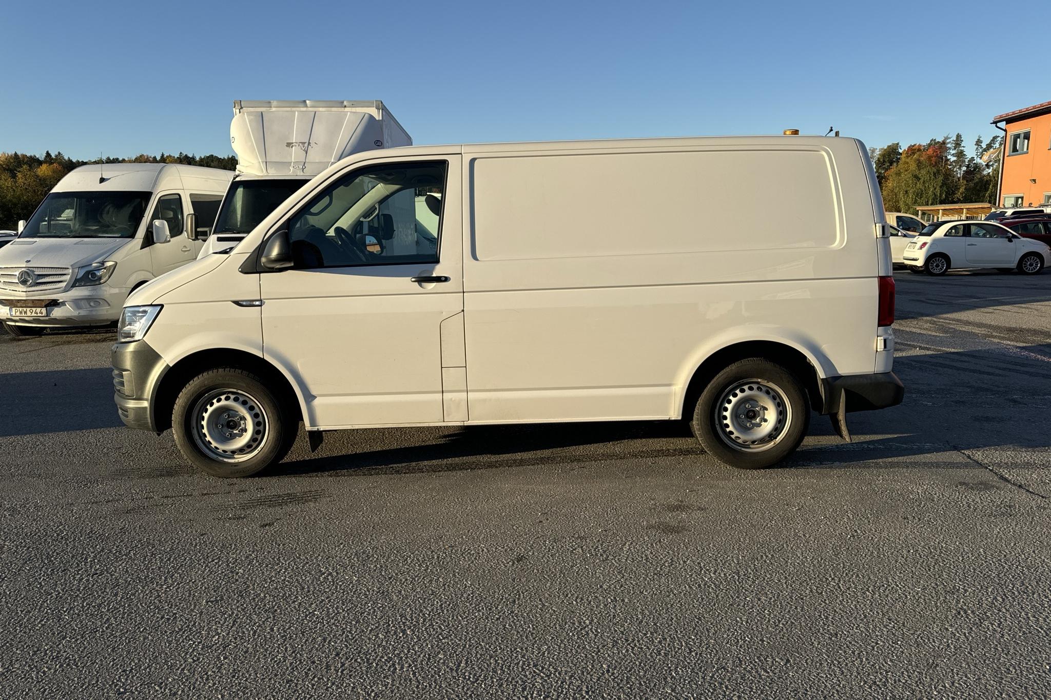 VW Transporter T6 2.0 TDI BMT Skåp 4MOTION (150hk) - 179 780 km - Automatyczna - biały - 2019