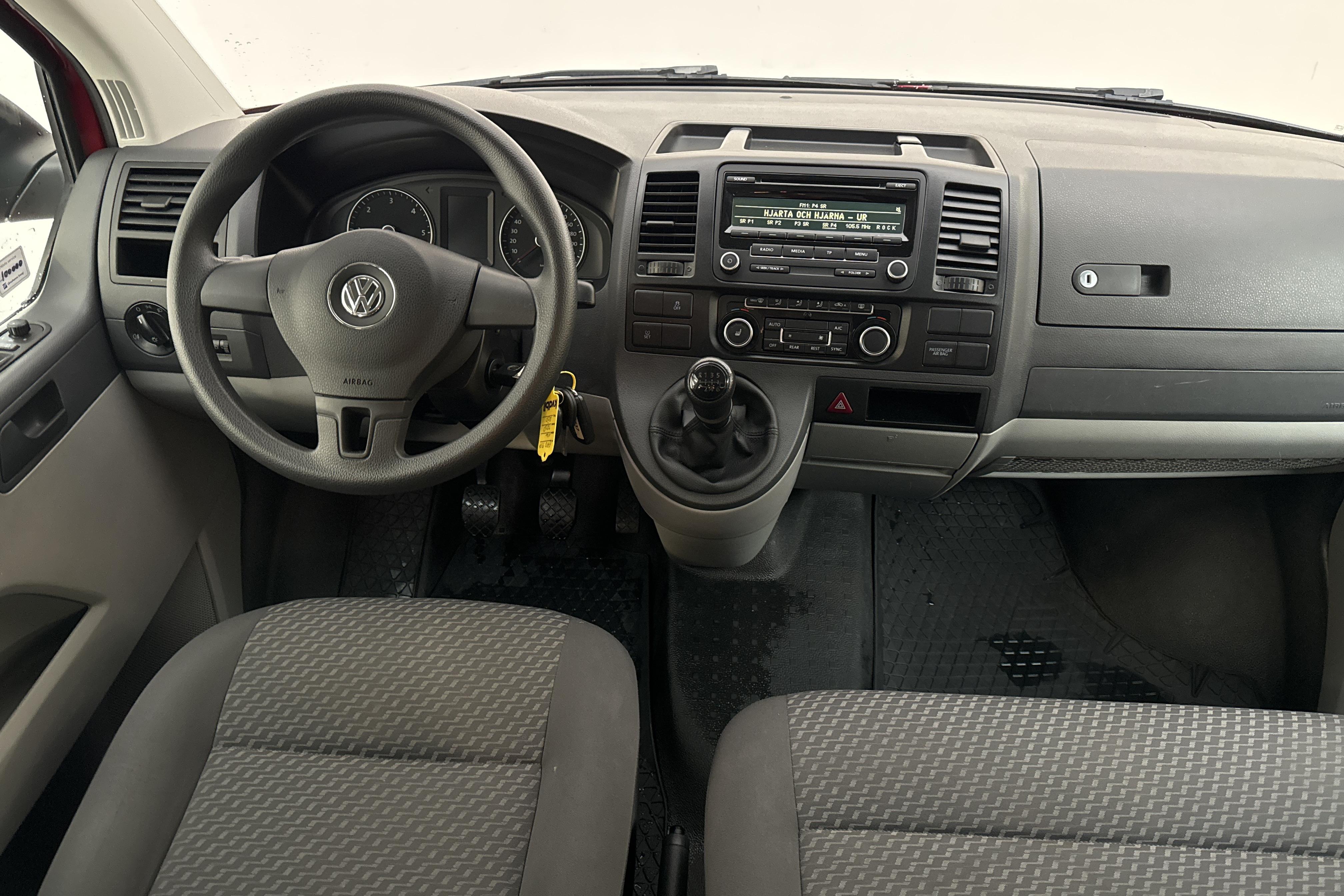 VW Caravelle T5 2.0 TDI (140hk) - 86 410 km - Käsitsi - punane - 2015