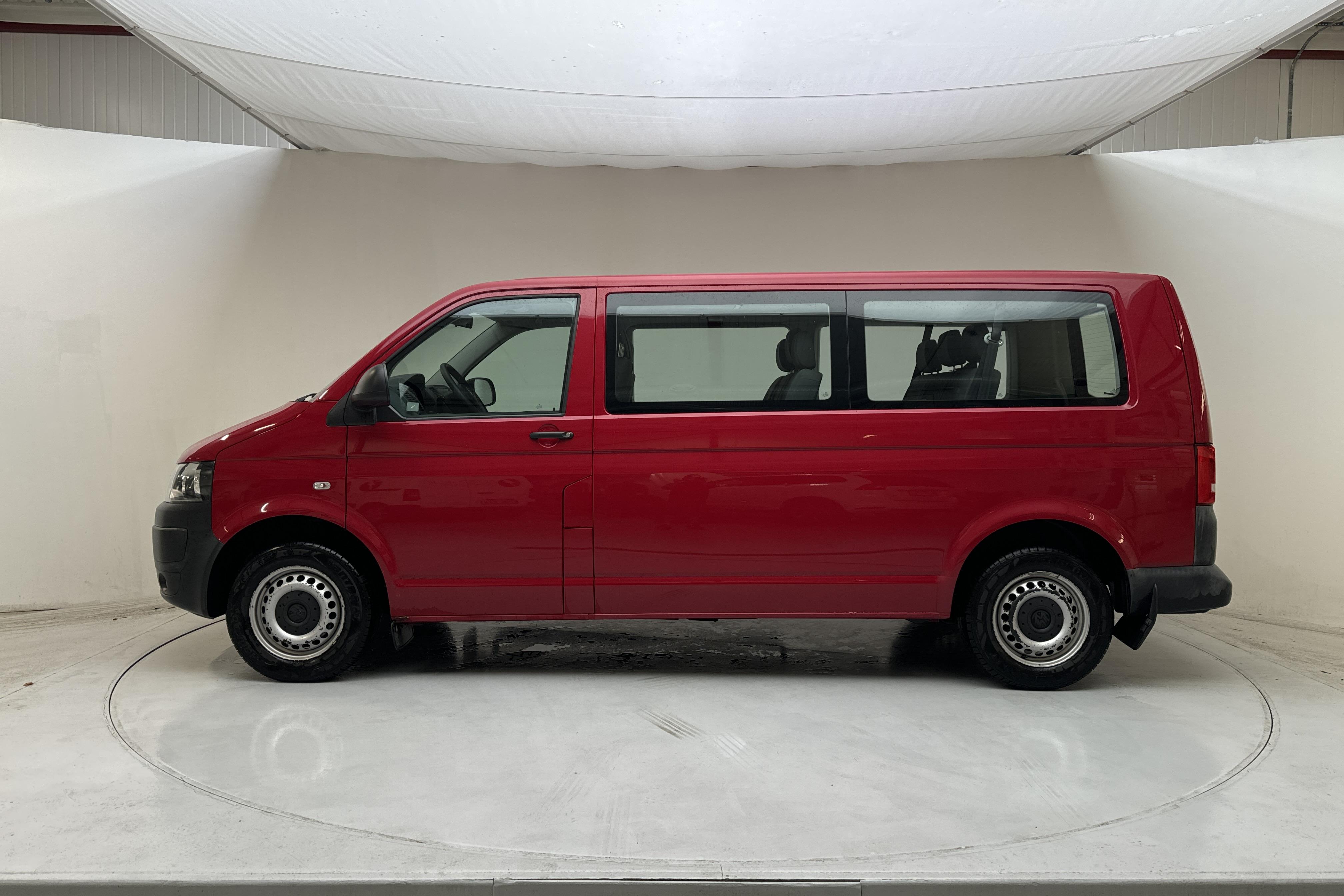 VW Caravelle T5 2.0 TDI (140hk) - 86 410 km - Manualna - czerwony - 2015